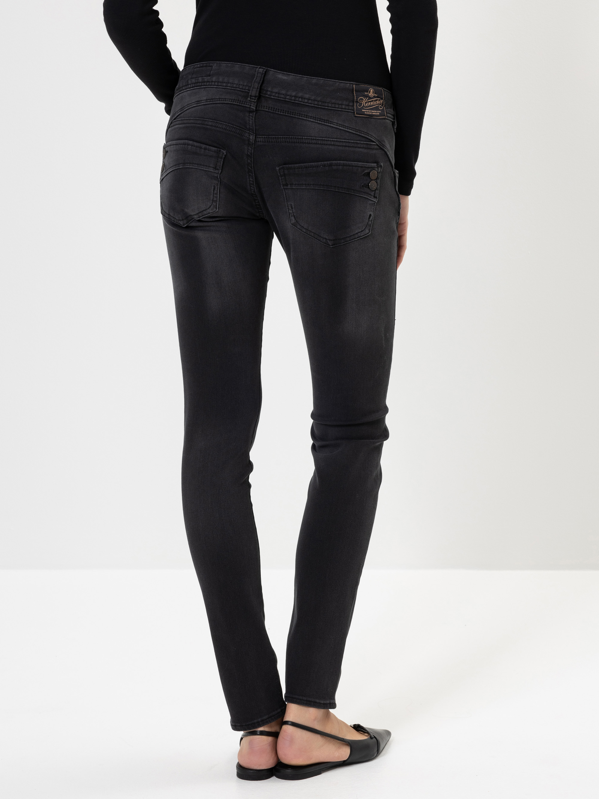 Modell Piper Slim Jeans aus Reused Denim