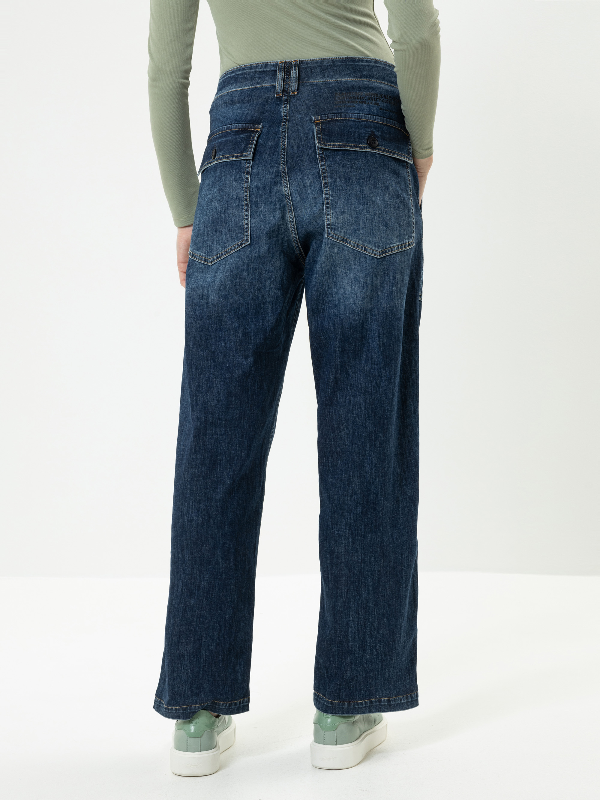 Modell Fatique Jeans mit recycelter Baumwolle
