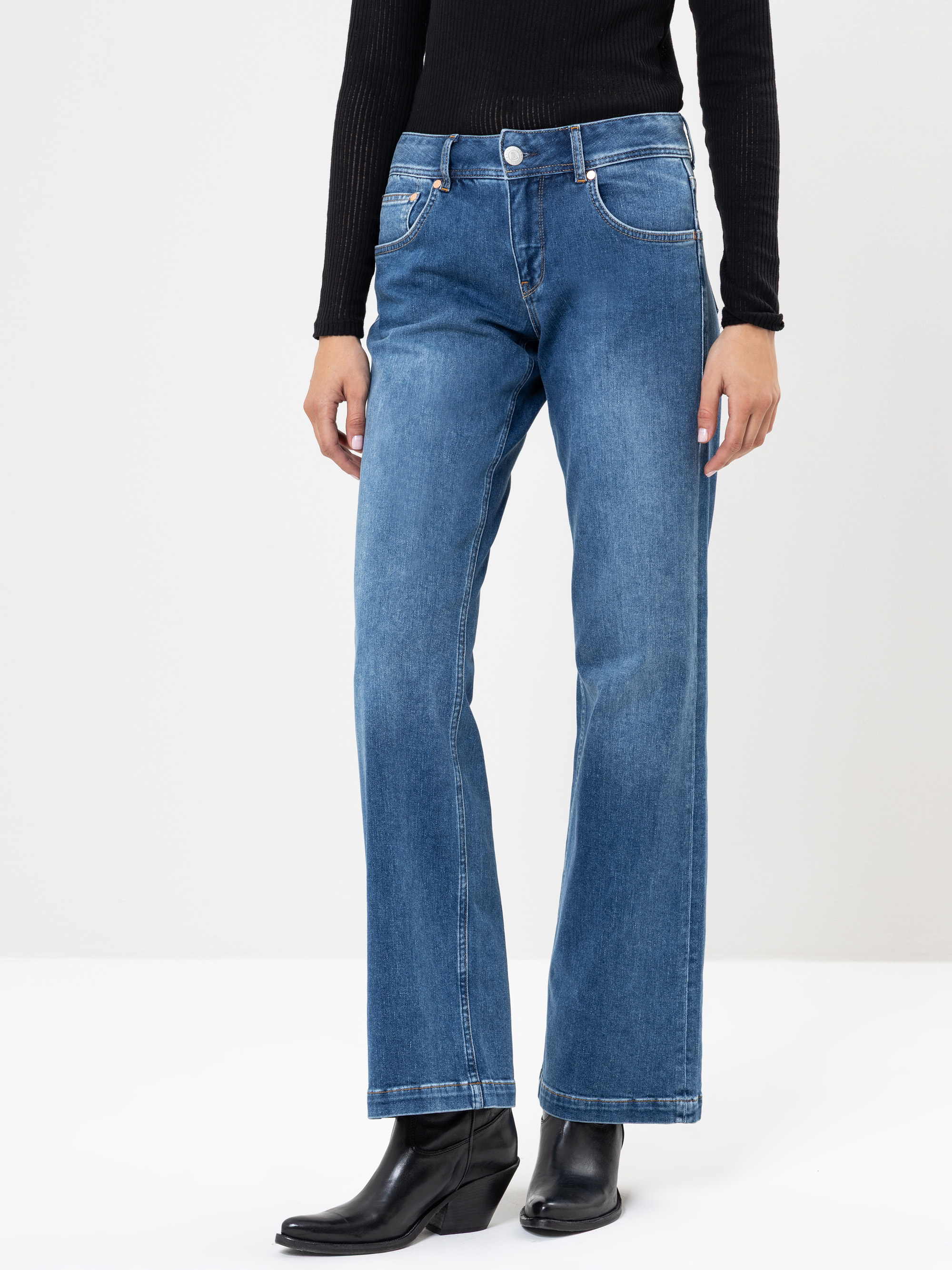 Modell Edna Flared Jeans mit Cashmere Touch