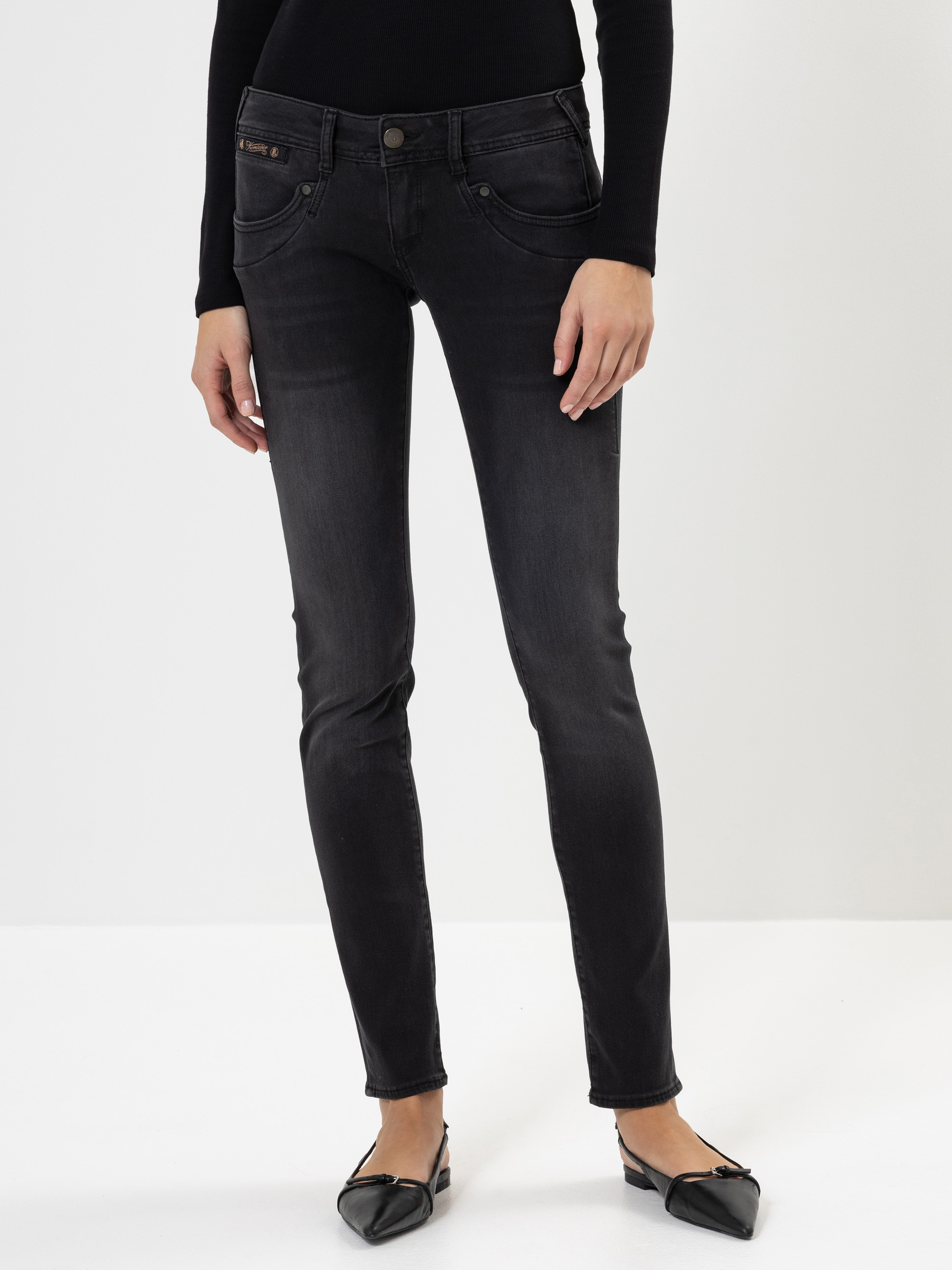 Modell Piper Slim Jeans aus Reused Denim