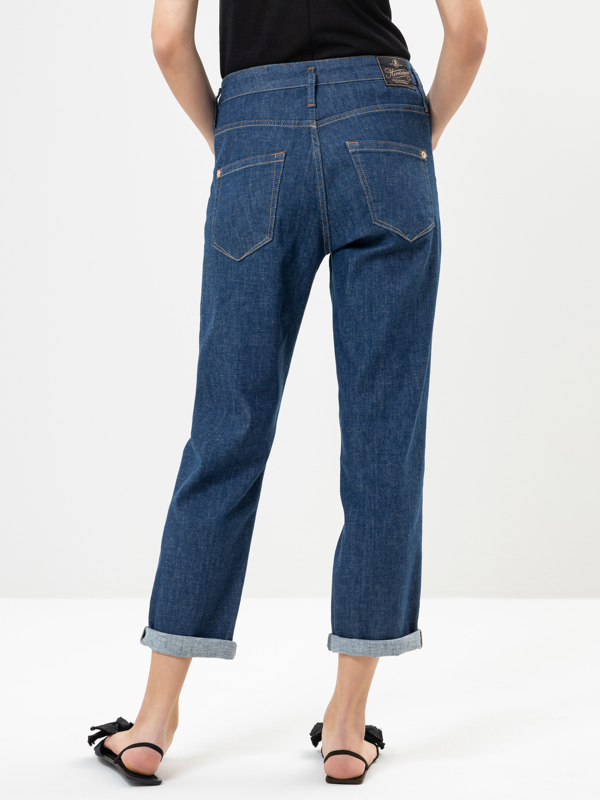 Modell Shyra Tap Jeans mit recycelter Baumwolle
