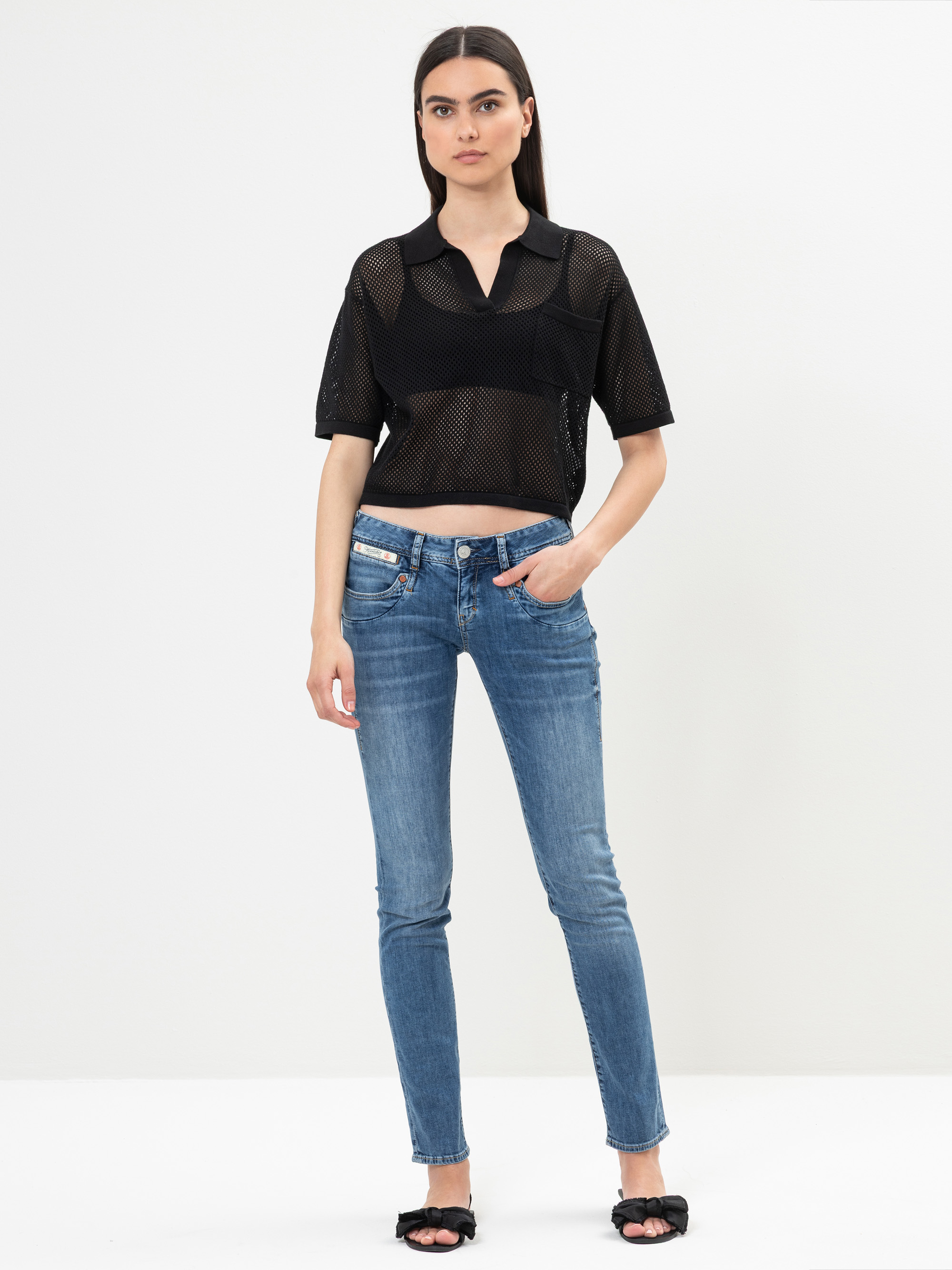 Modell Piper Slim Jeans aus leichtem Denim mit recycelter Baumwolle