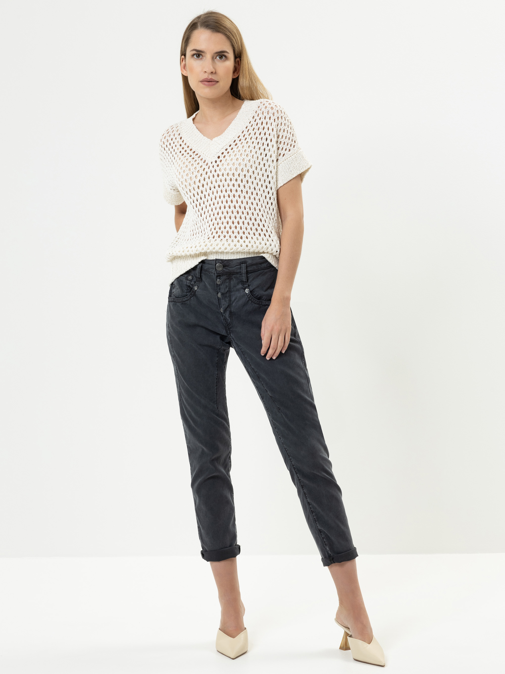 Modell Shyra Cropped Stoffhose mit Soft Touch