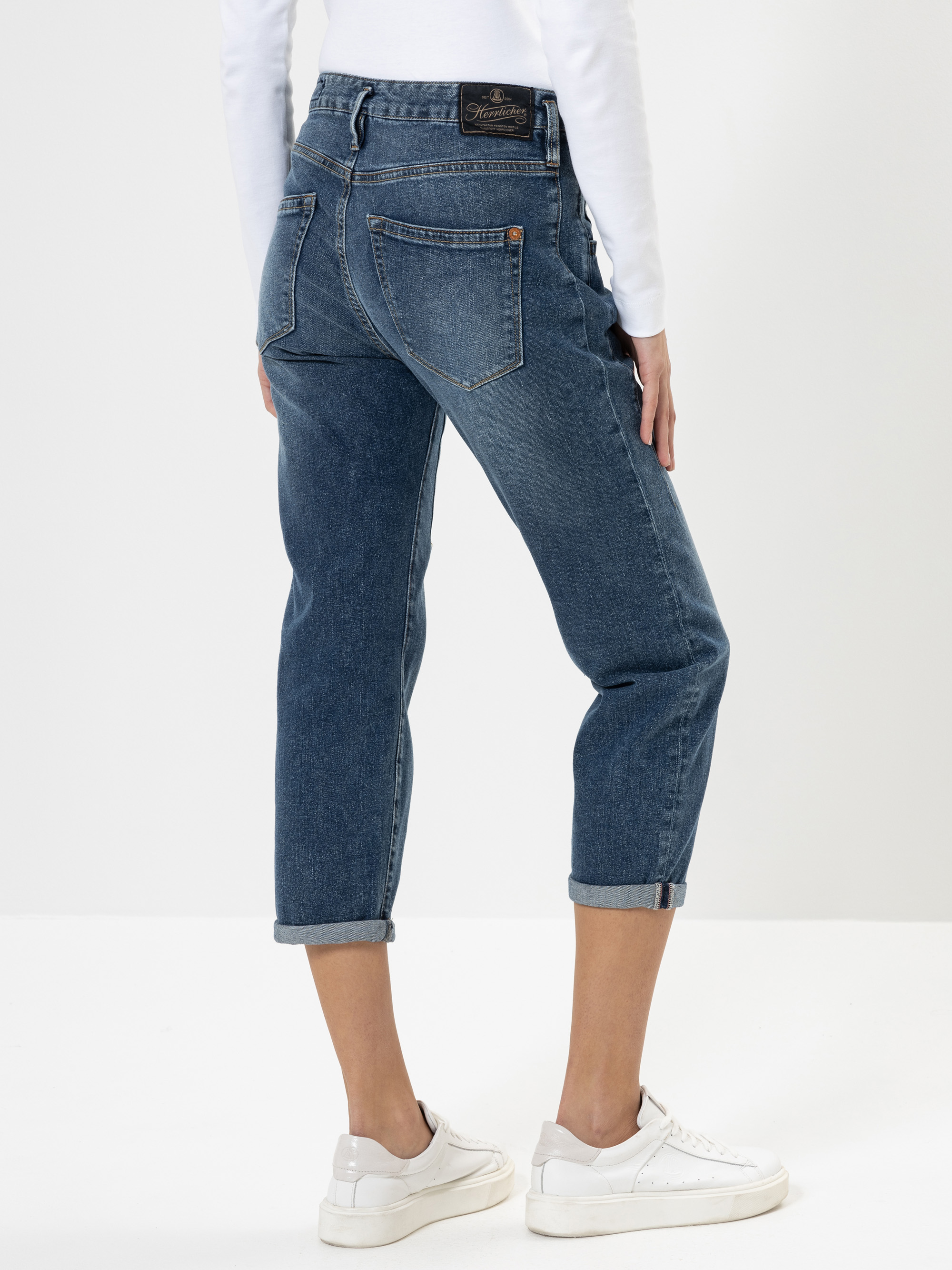 Modell Shyra Tap Jeans mit recycelter Baumwolle