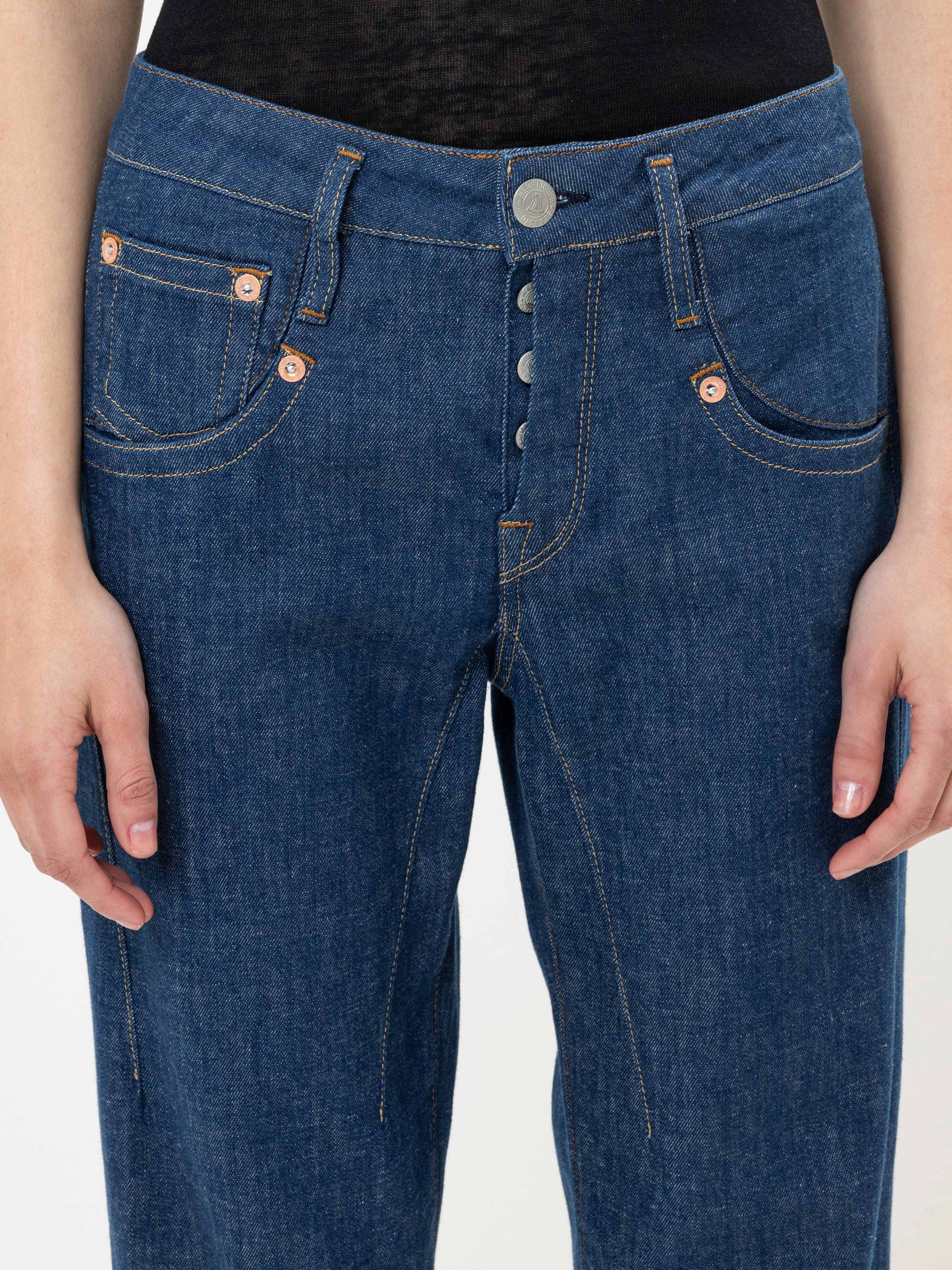Modell Shyra Tap Jeans mit recycelter Baumwolle
