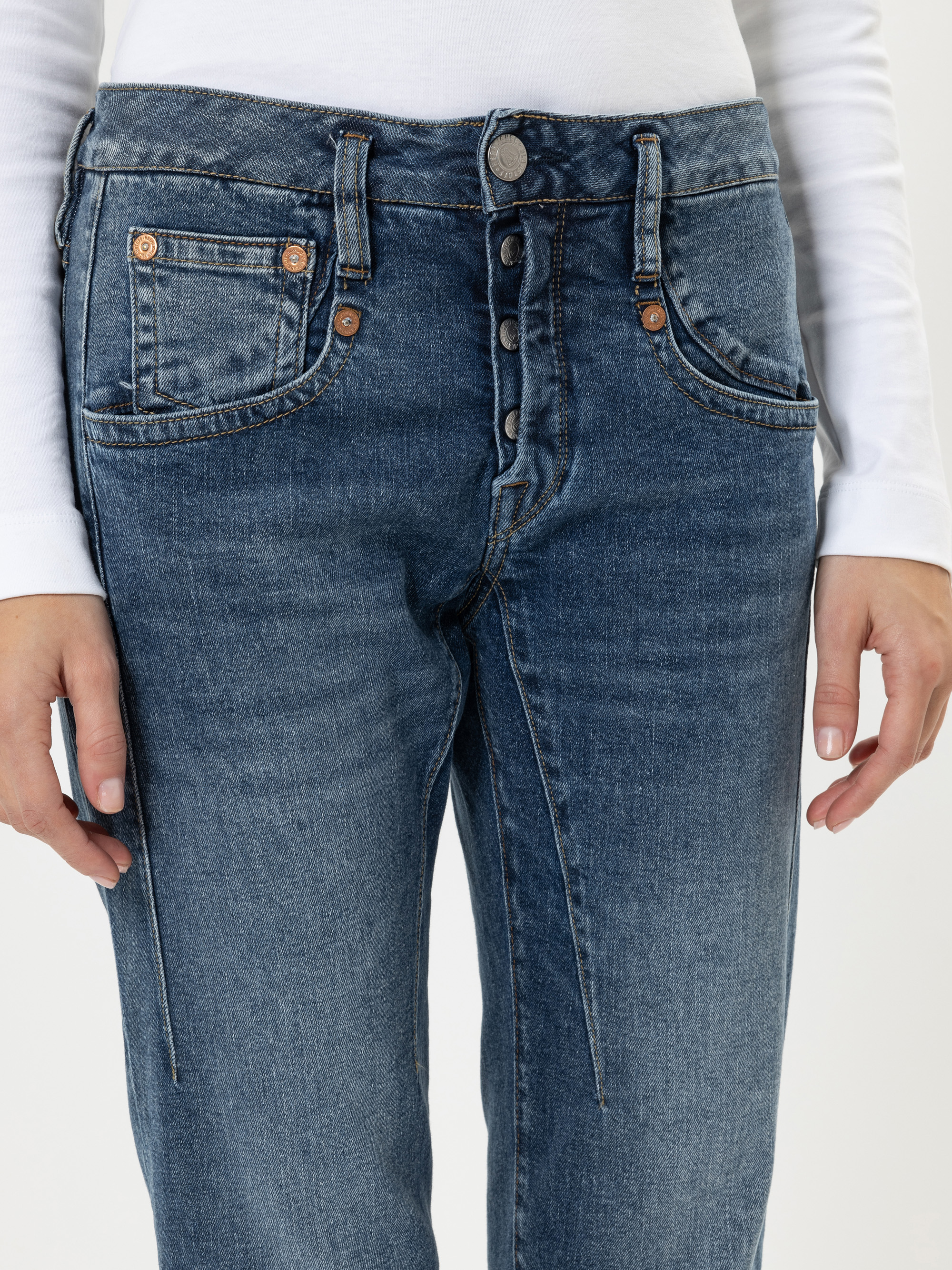 Modell Shyra Tap Jeans mit recycelter Baumwolle