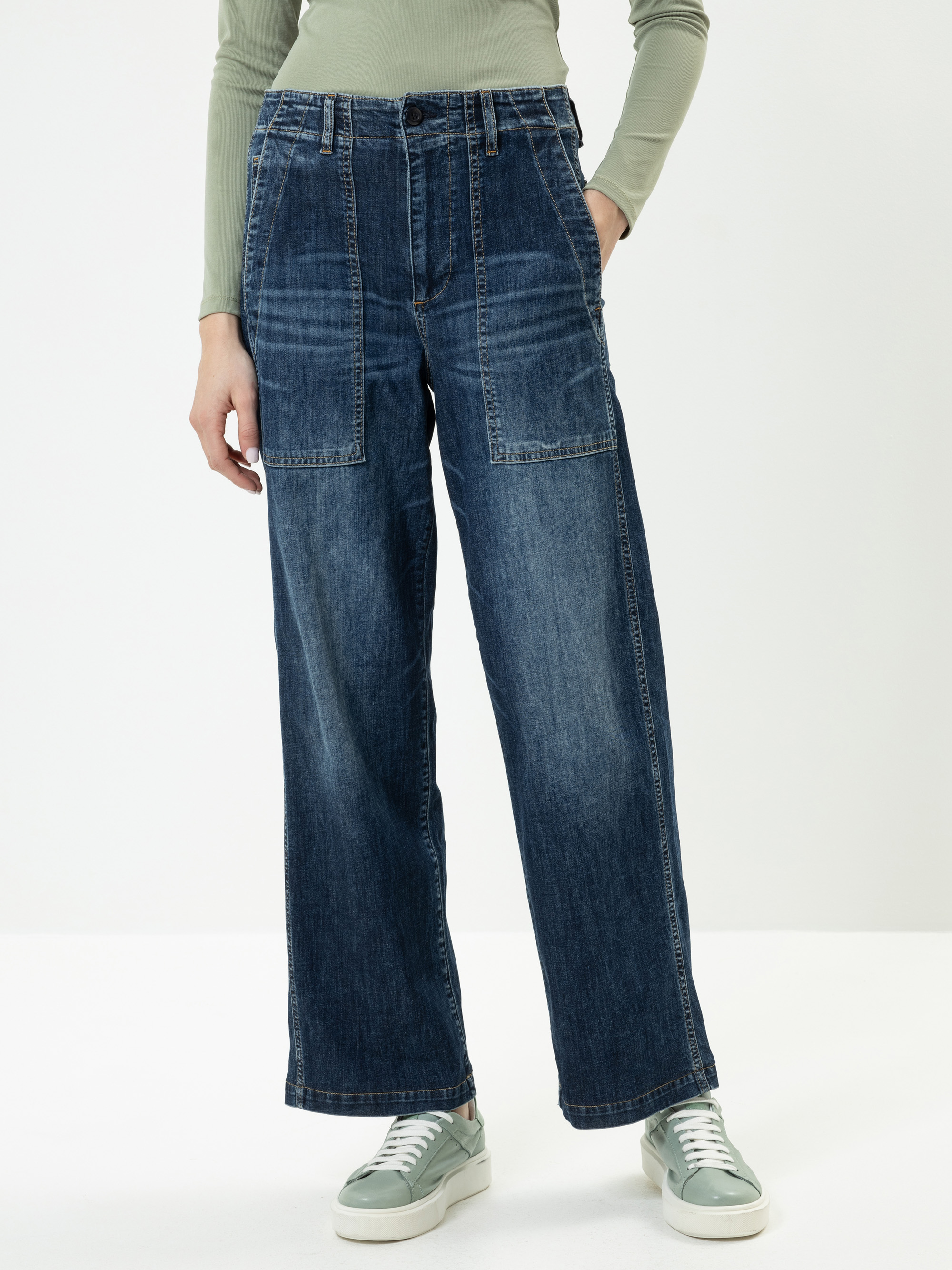 Modell Fatique Jeans mit recycelter Baumwolle