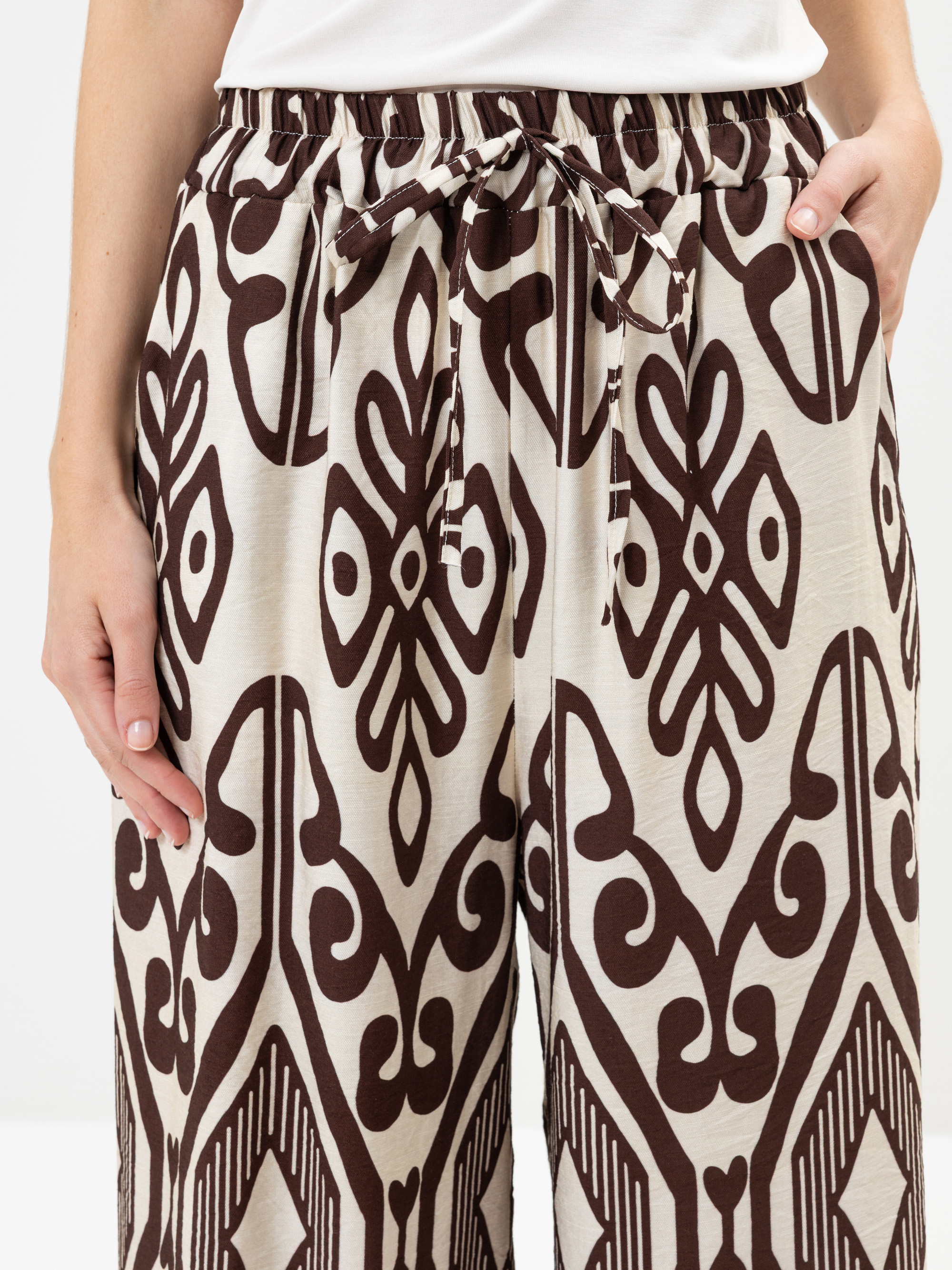 Modell Maxina Hose mit Allover-Muster