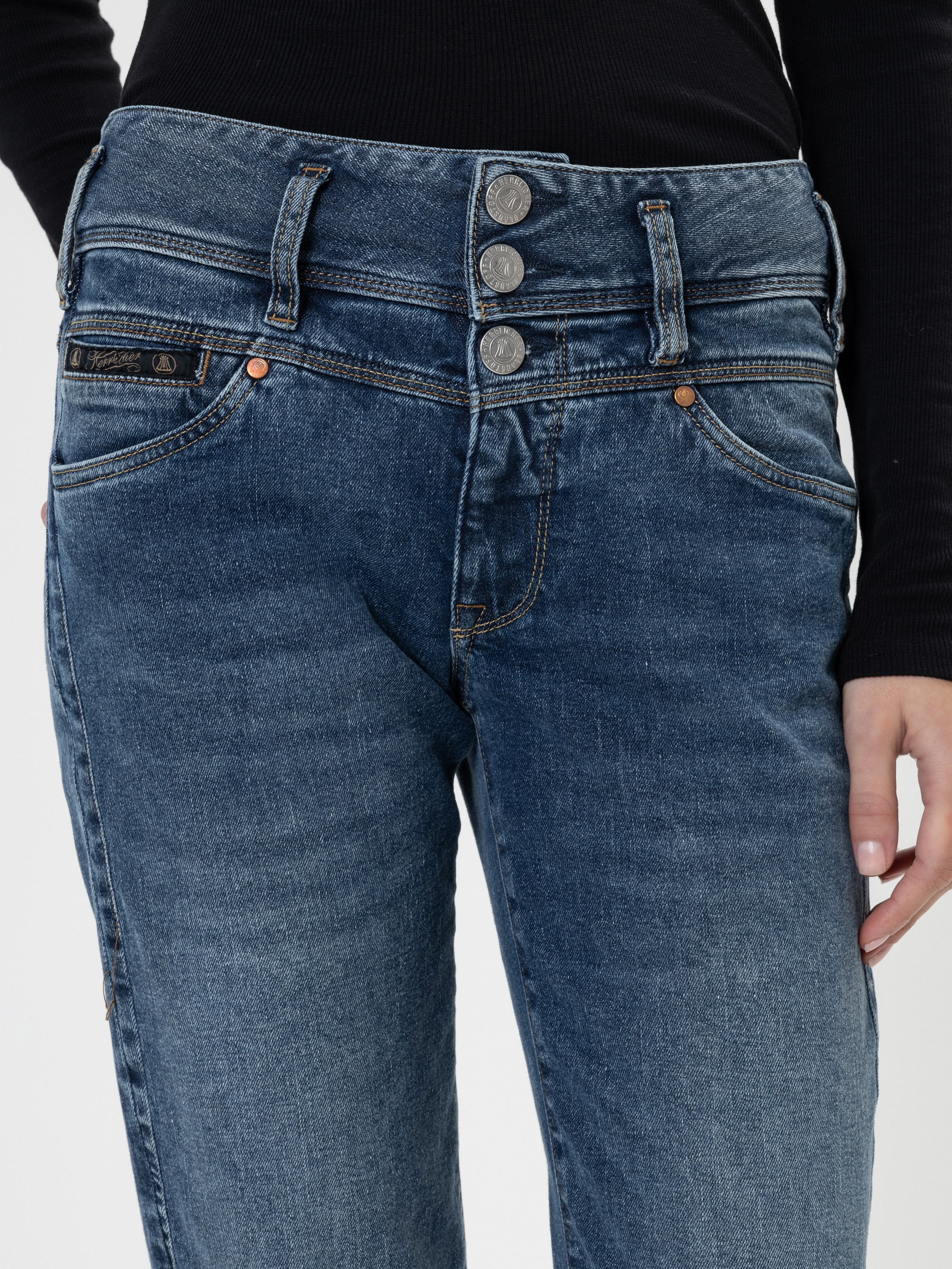 Modell Raya New Straight Jeans mit recycelter Baumwolle