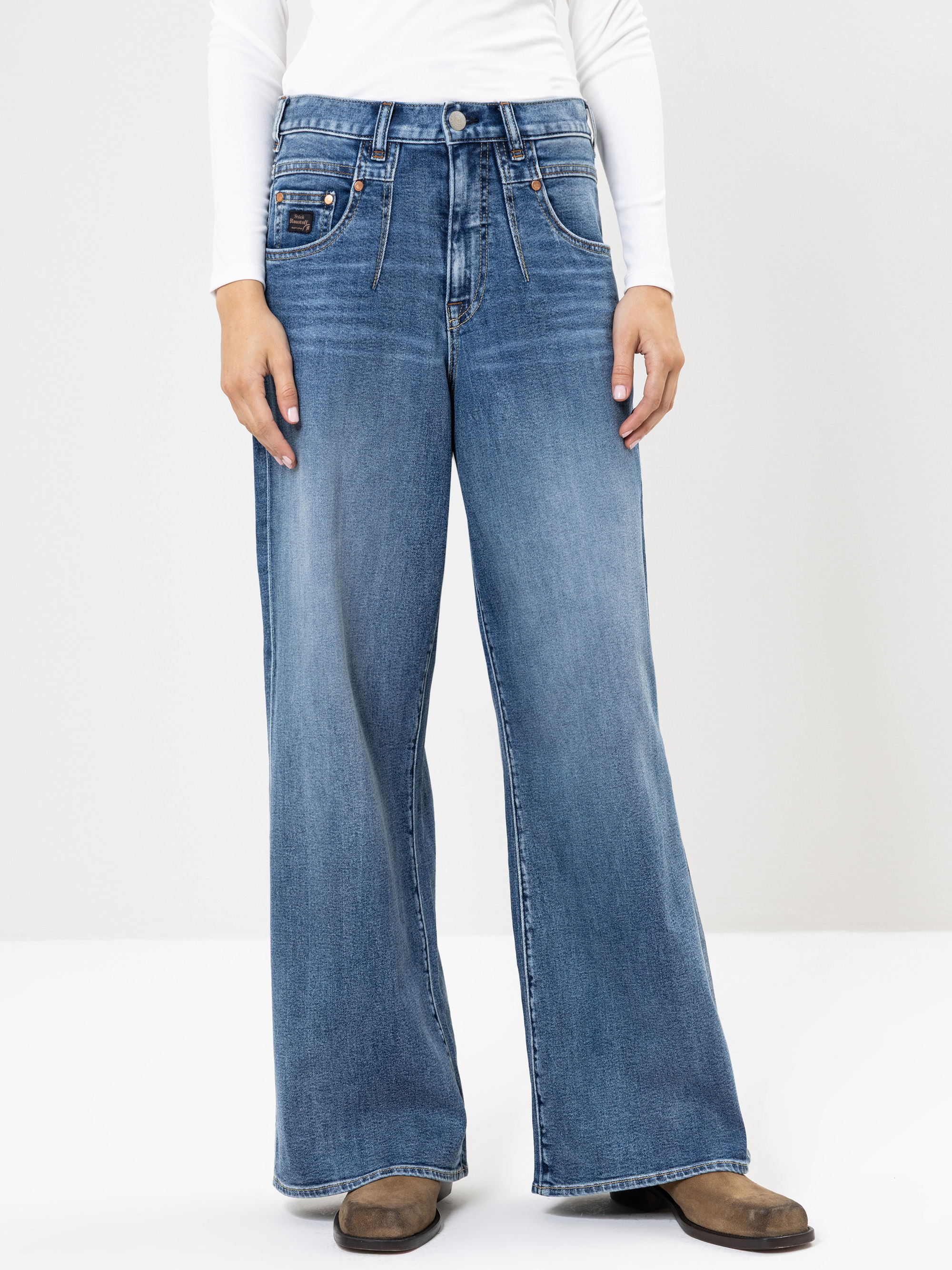 Modell Brooke Wide High Waist Jeans