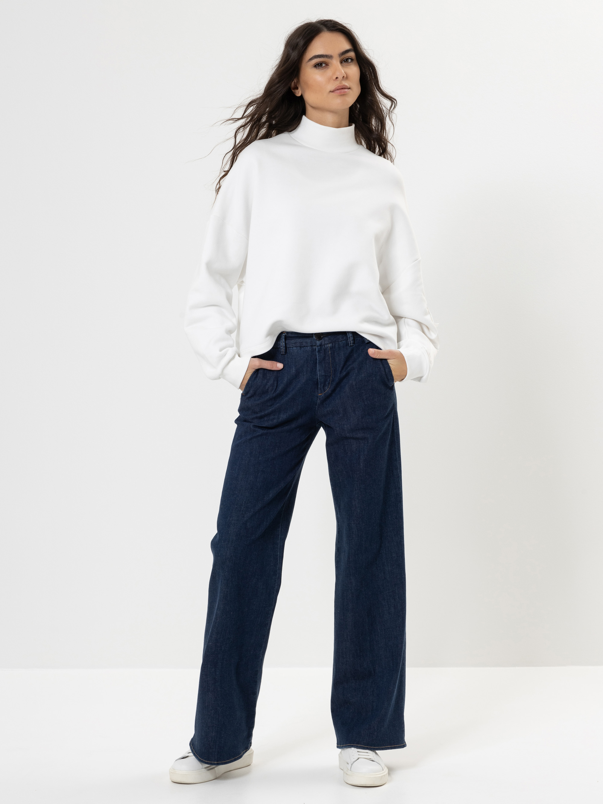 Modell Lovely Flared Jeans mit recycelter Baumwolle