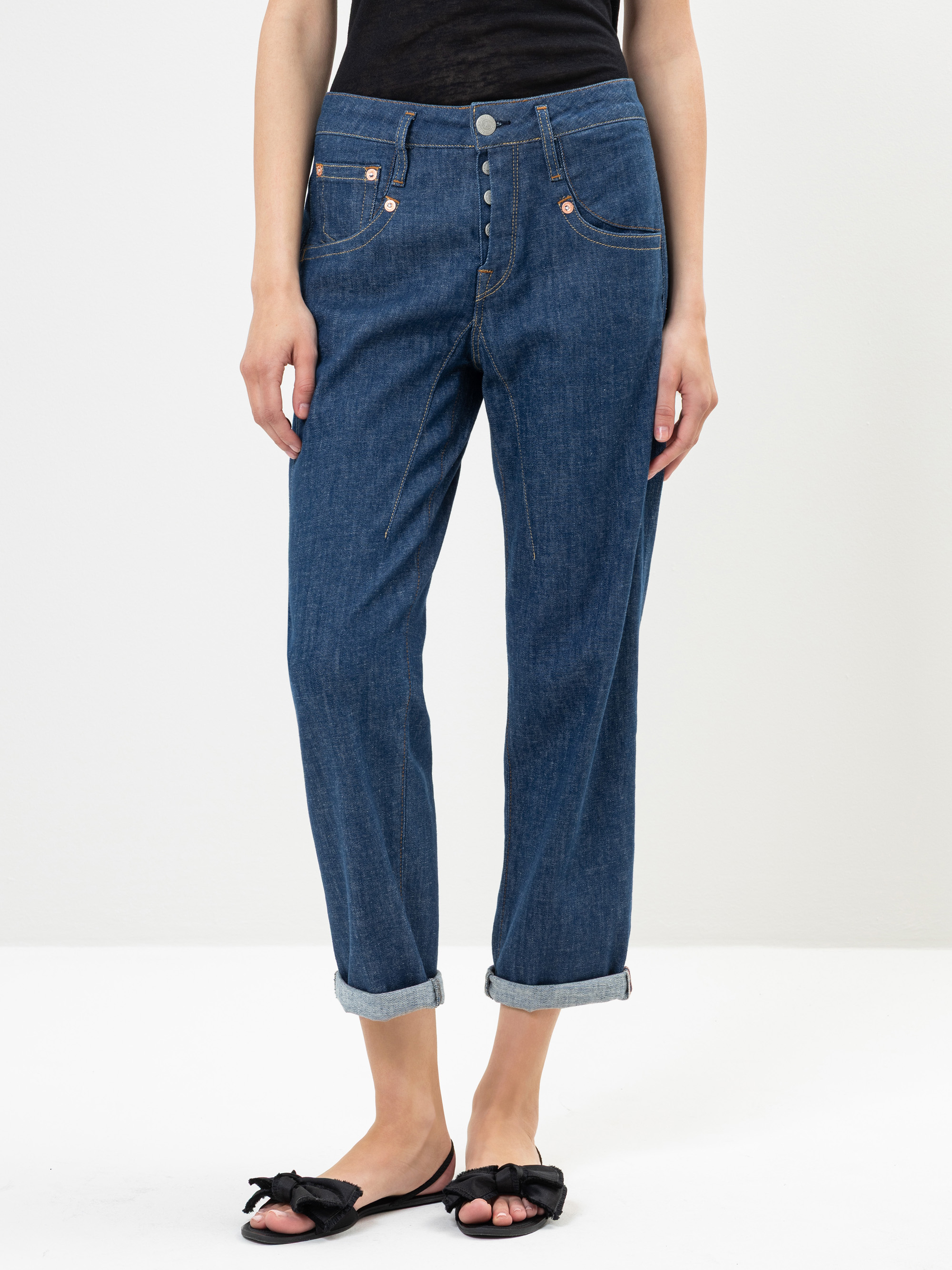 Modell Shyra Tap Jeans mit recycelter Baumwolle