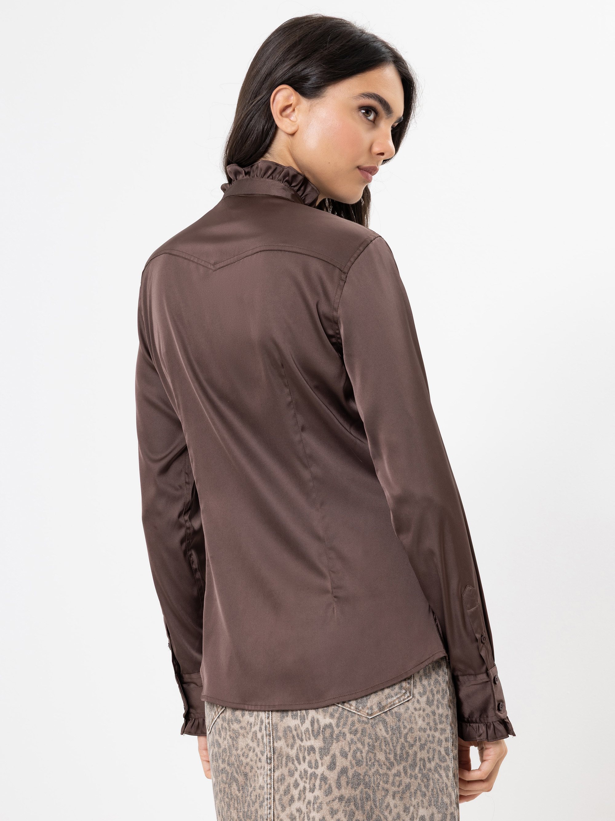 Modell Lele Bluse aus Satin mit Rüschen