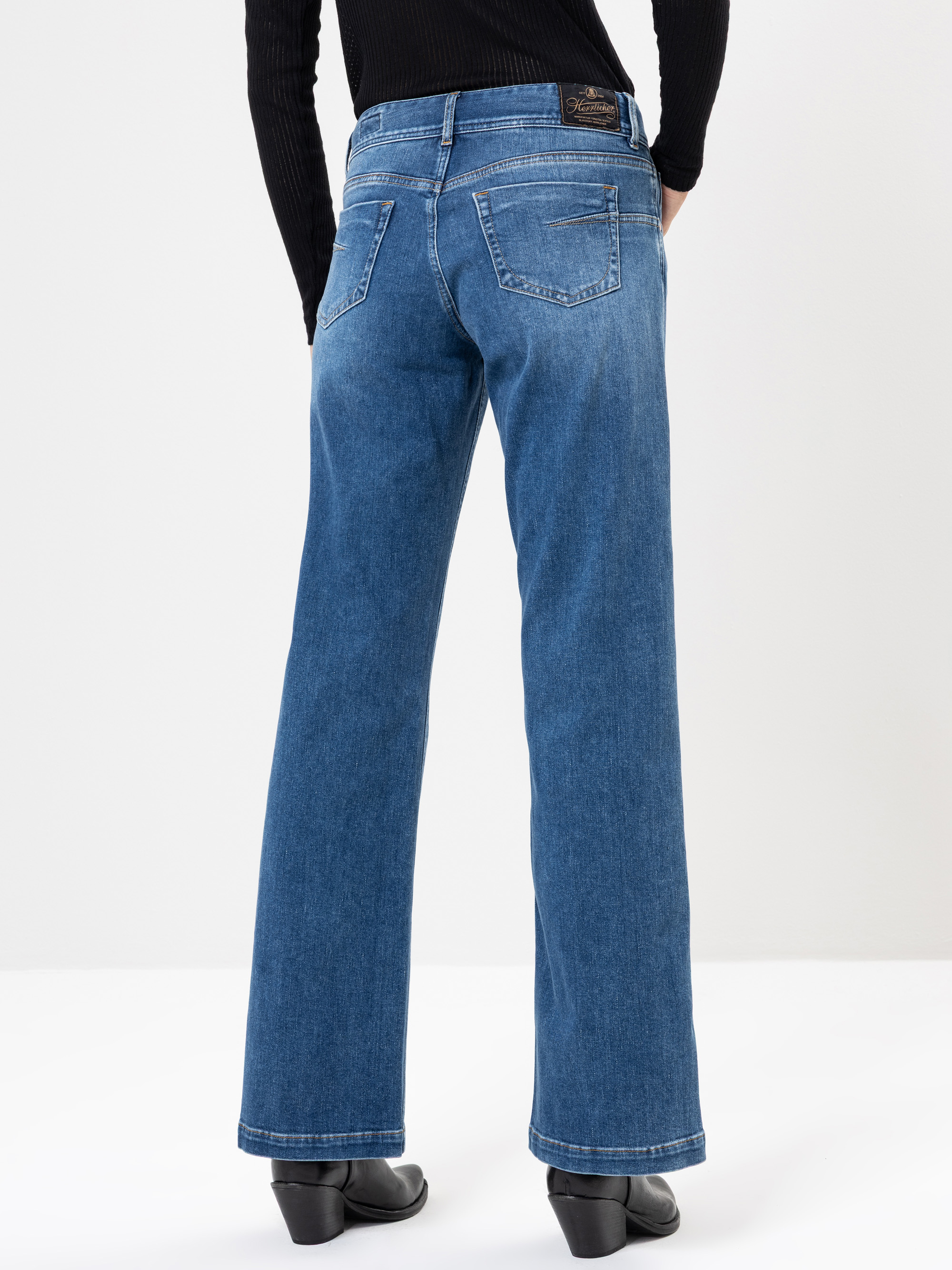 Modell Edna Flared Jeans mit Cashmere Touch