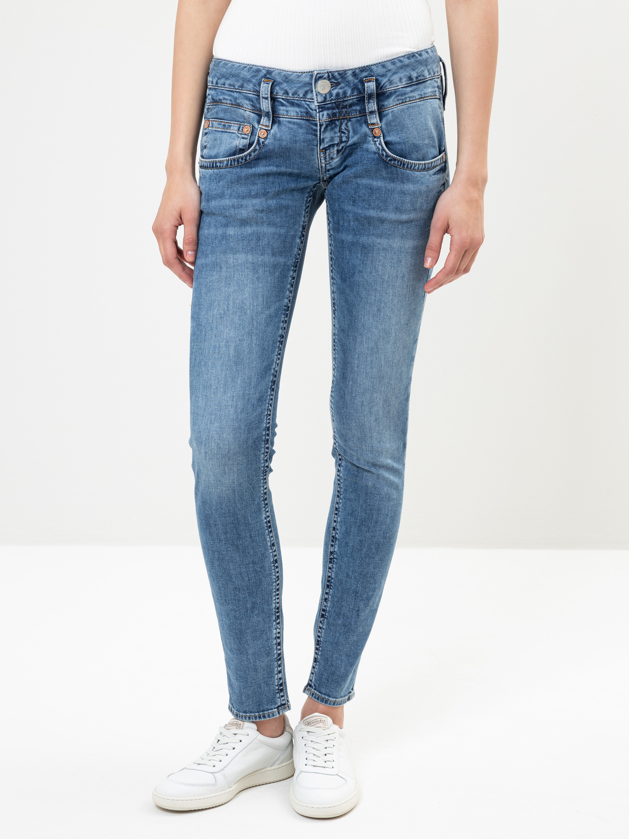 Modell Pitch Slim Jeans mit recycelter Baumwolle