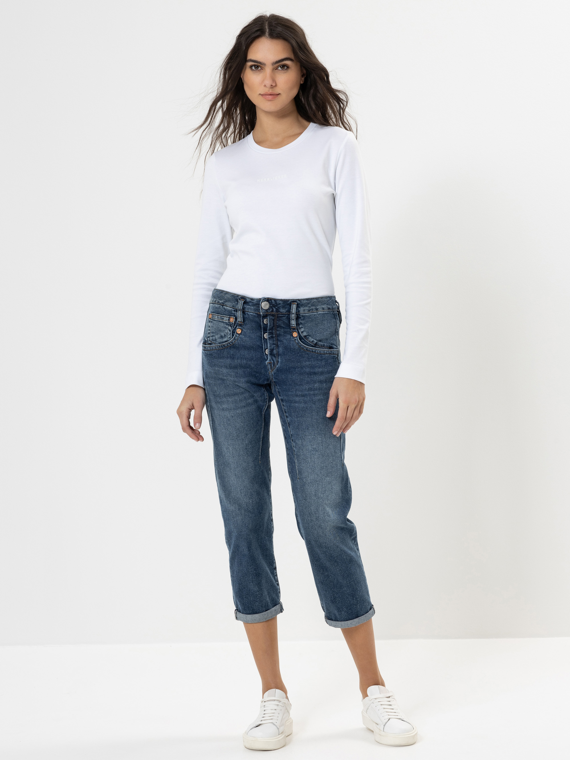 Modell Shyra Tap Jeans mit recycelter Baumwolle