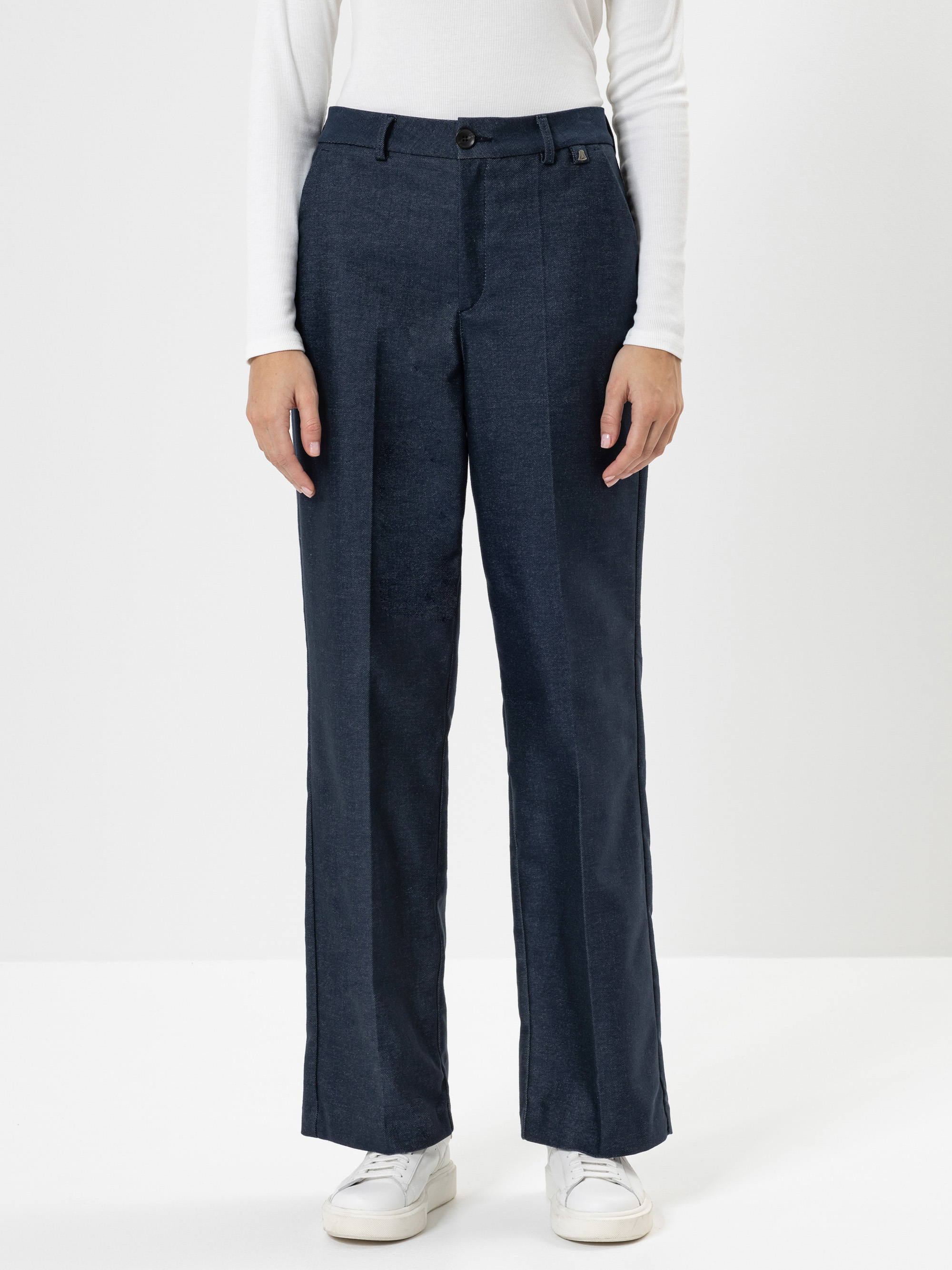Modell Moonlight Hose im Denimlook