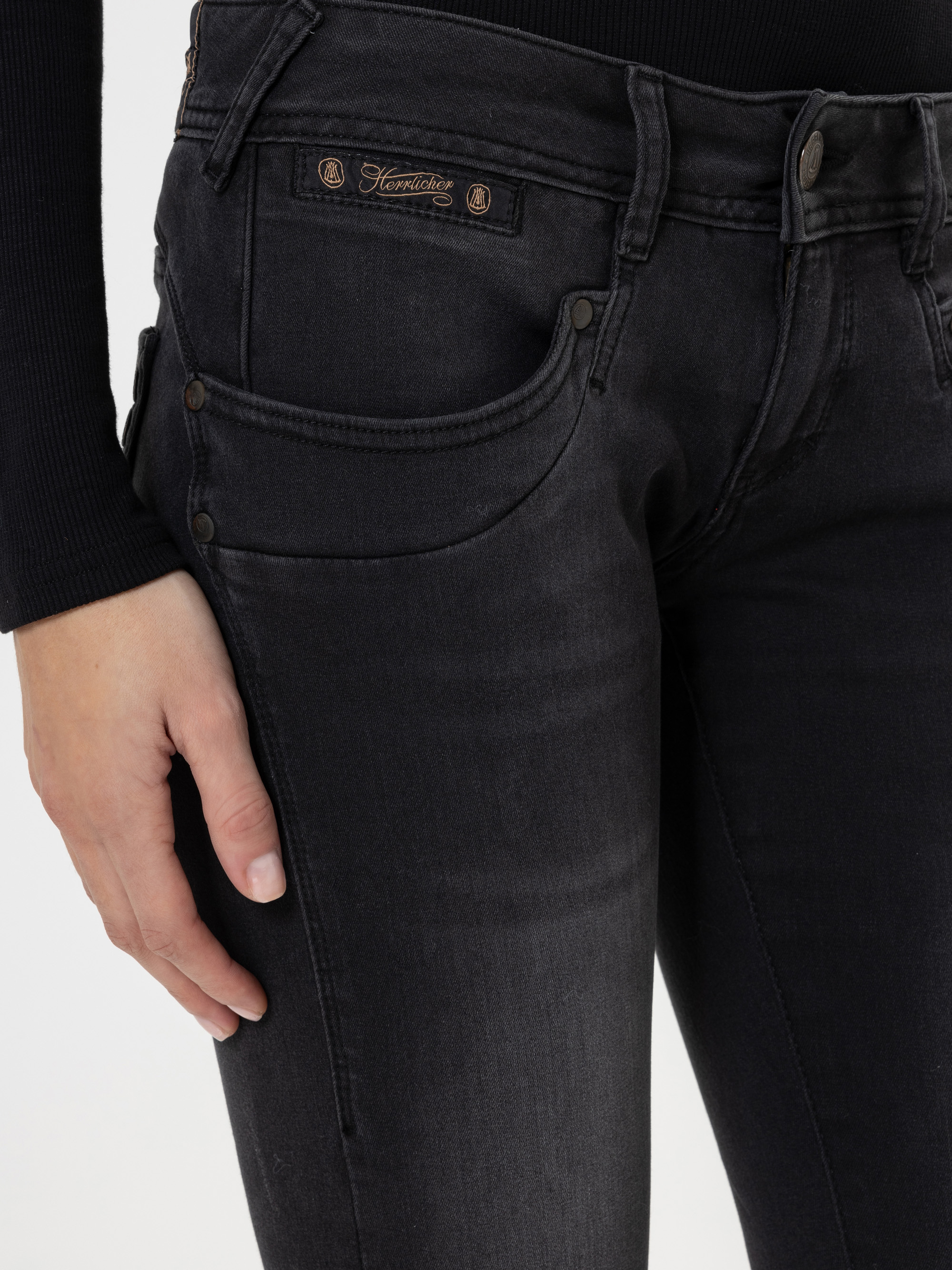 Modell Piper Slim Jeans aus Reused Denim