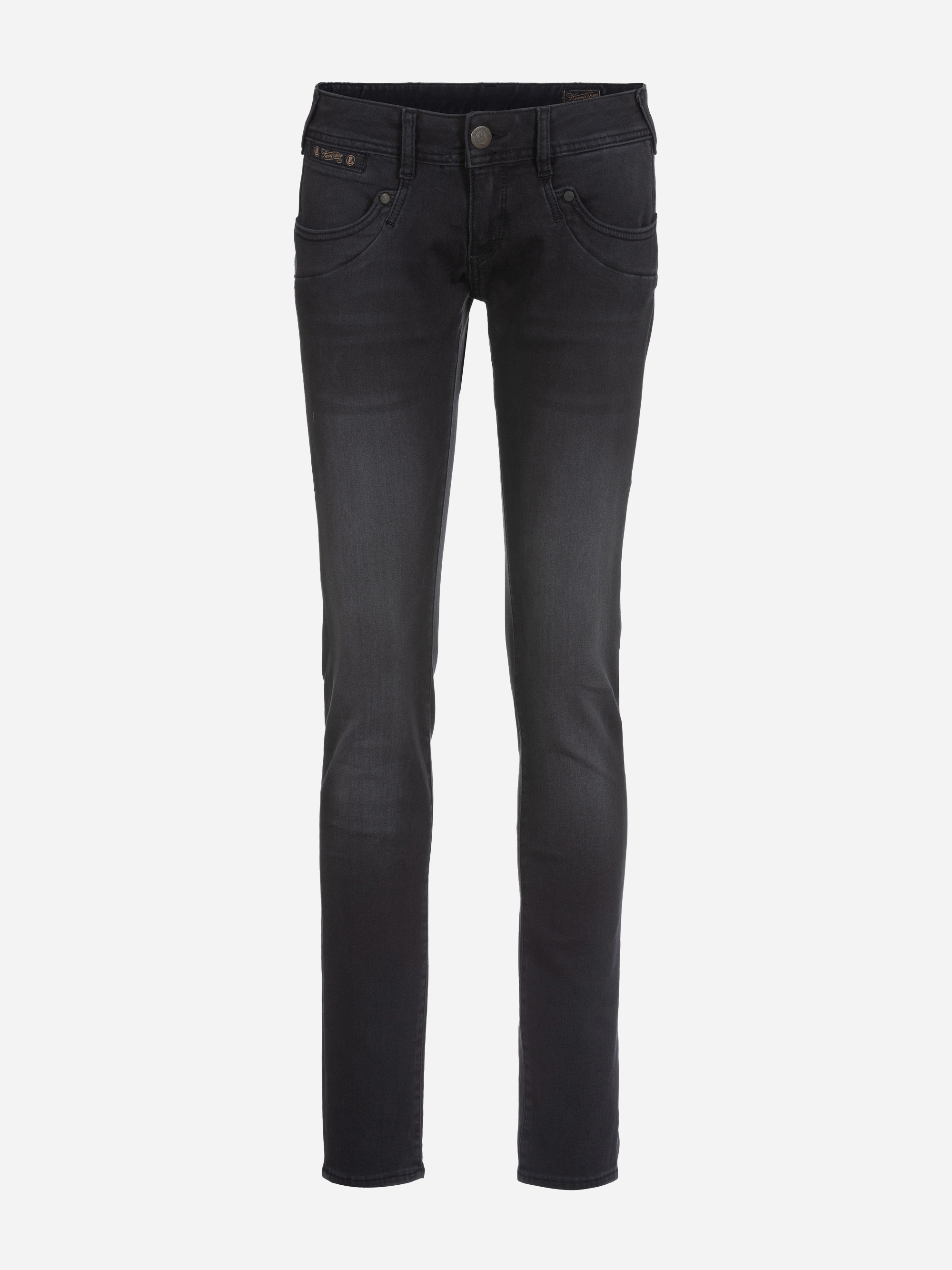 Modell Piper Slim Jeans aus Reused Denim