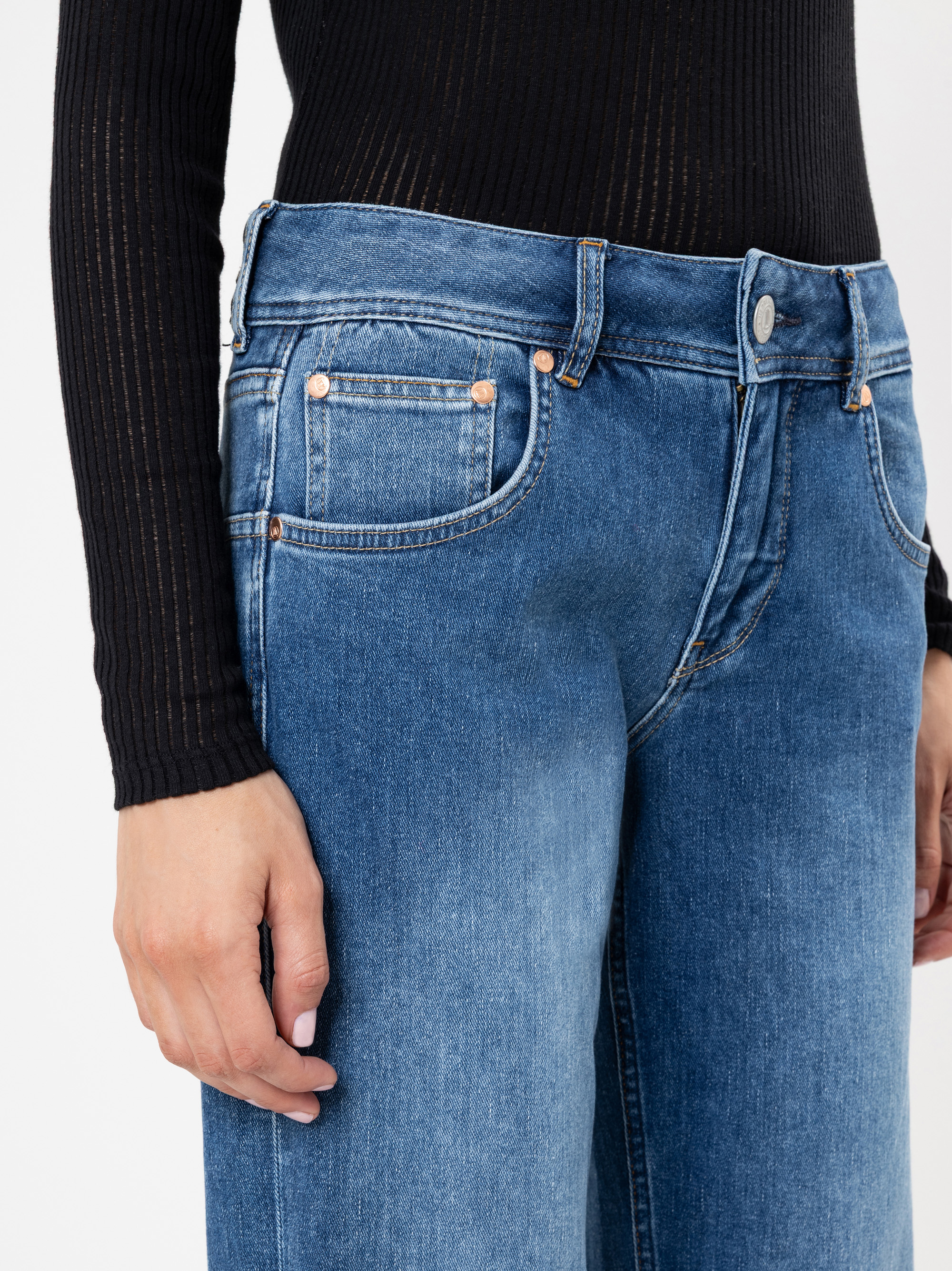 Modell Edna Flared Jeans mit Cashmere Touch