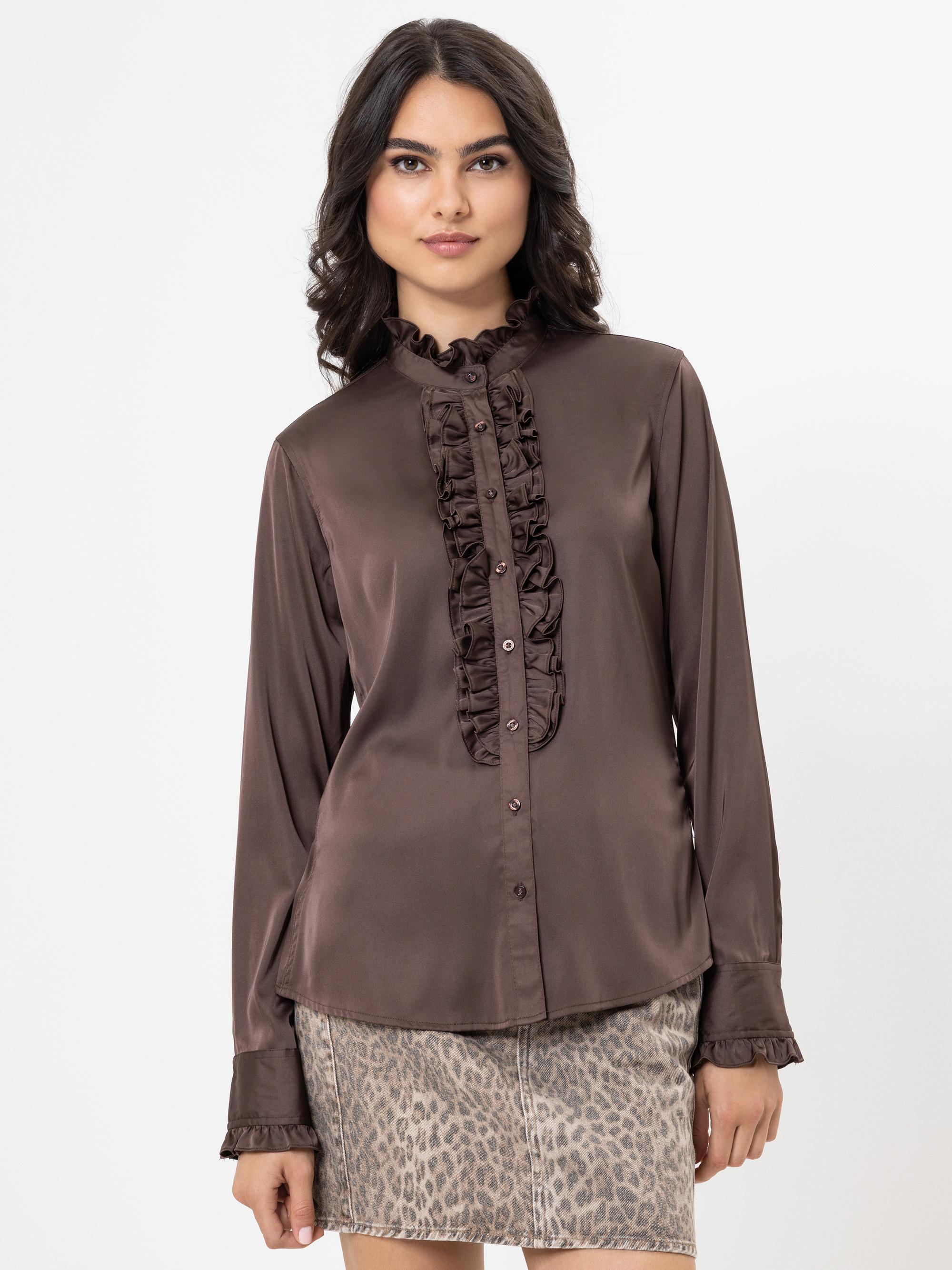 Modell Lele Bluse aus Satin mit Rüschen