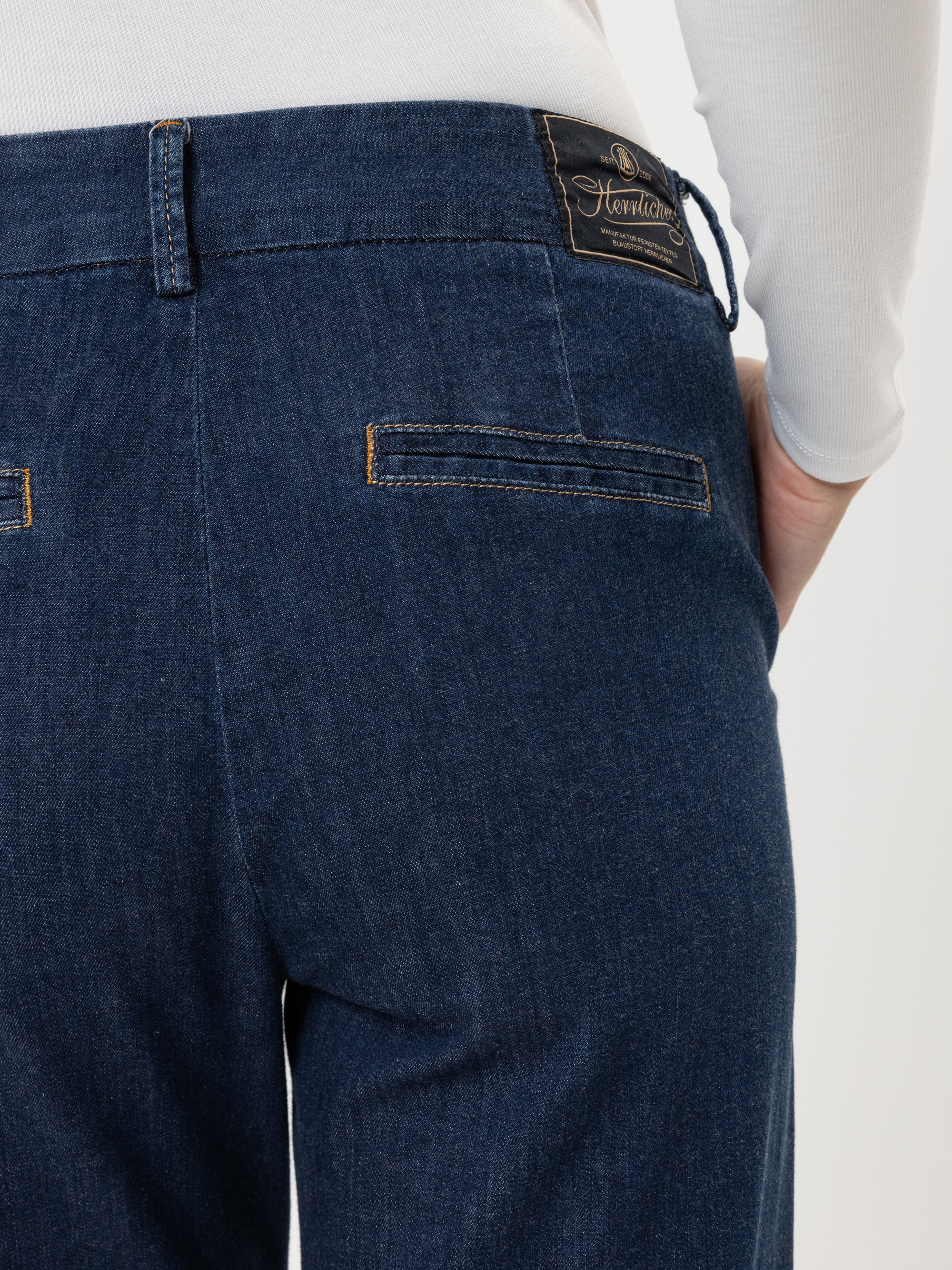 Modell Lovely Flared Jeans mit recycelter Baumwolle
