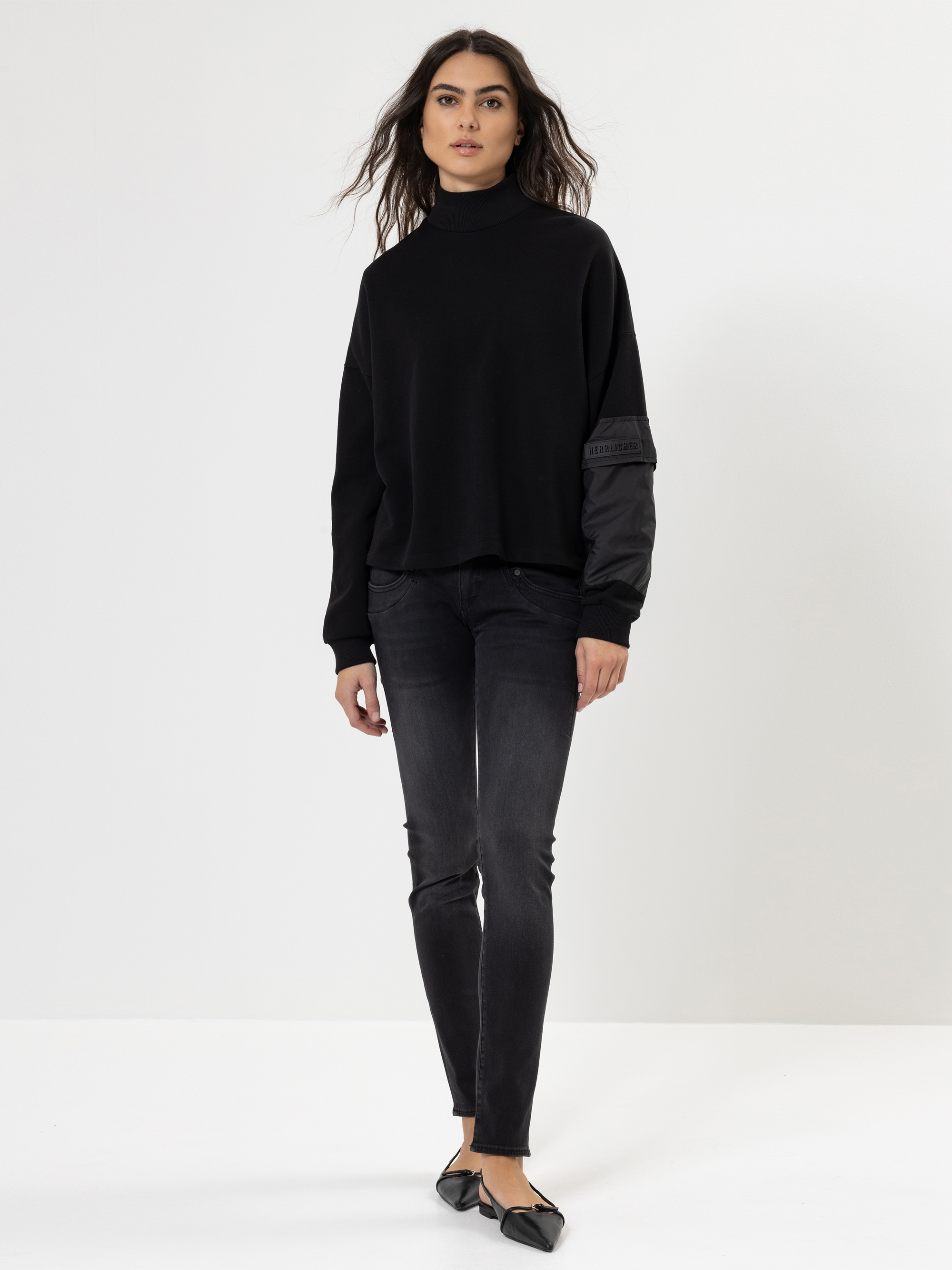 Modell Piper Slim Jeans aus Reused Denim