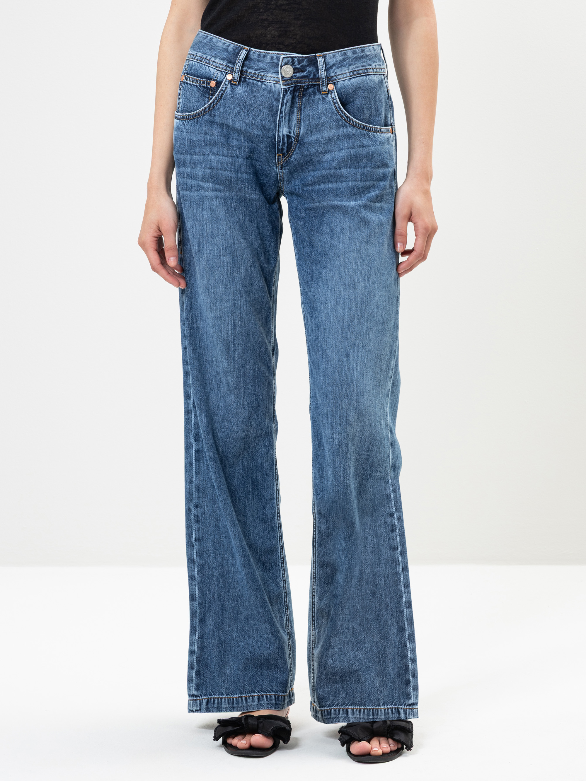 Modell Edna Flared Jeans aus leichtem Denim