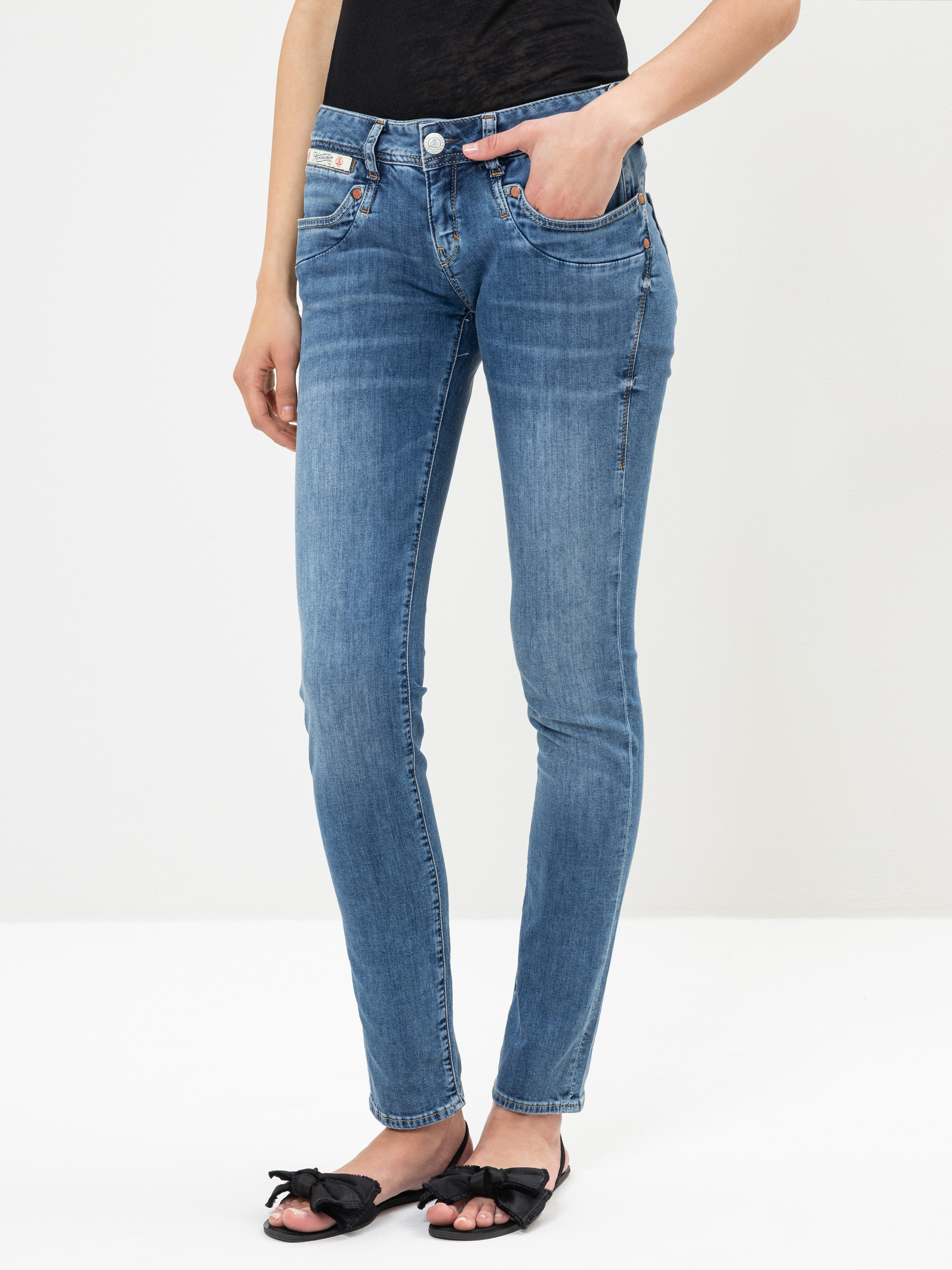Modell Piper Slim Jeans aus leichtem Denim mit recycelter Baumwolle