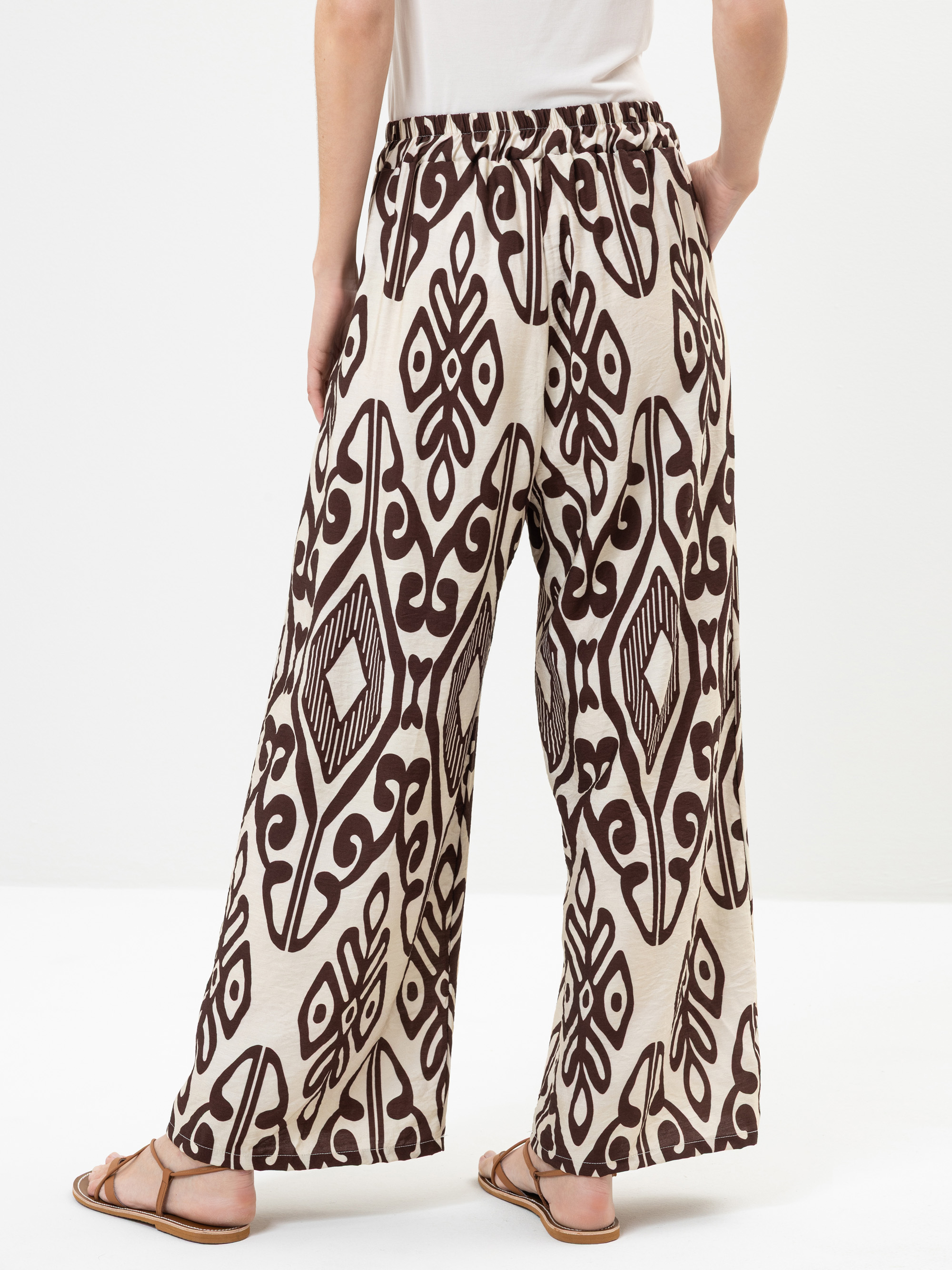 Modell Maxina Hose mit Allover-Muster