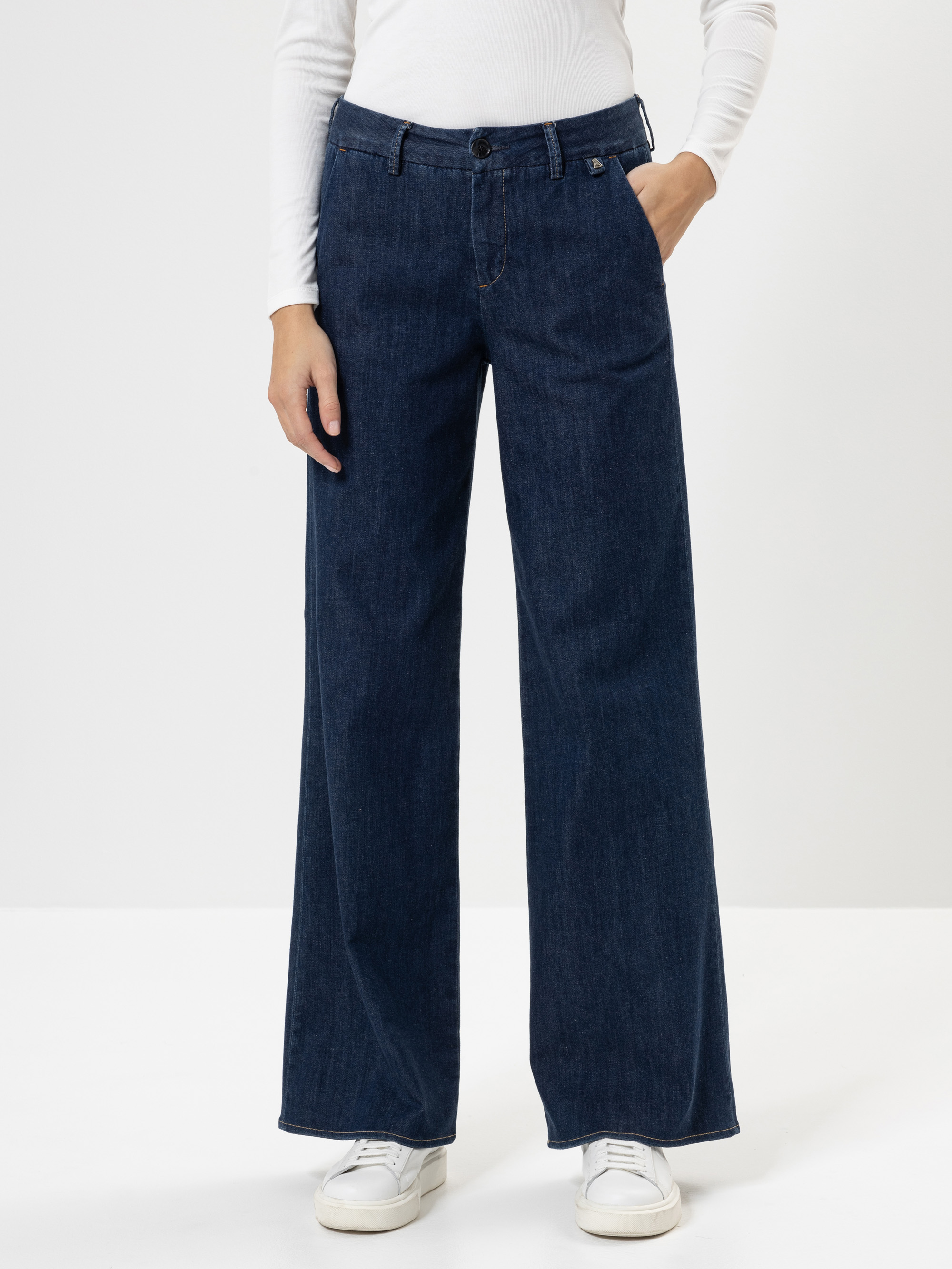 Modell Lovely Flared Jeans mit recycelter Baumwolle
