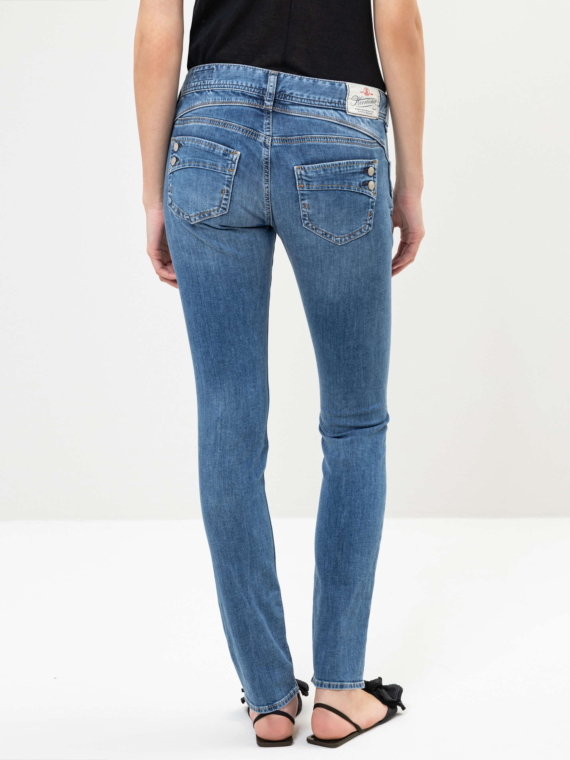 Modell Piper Slim Jeans aus leichtem Denim mit recycelter Baumwolle