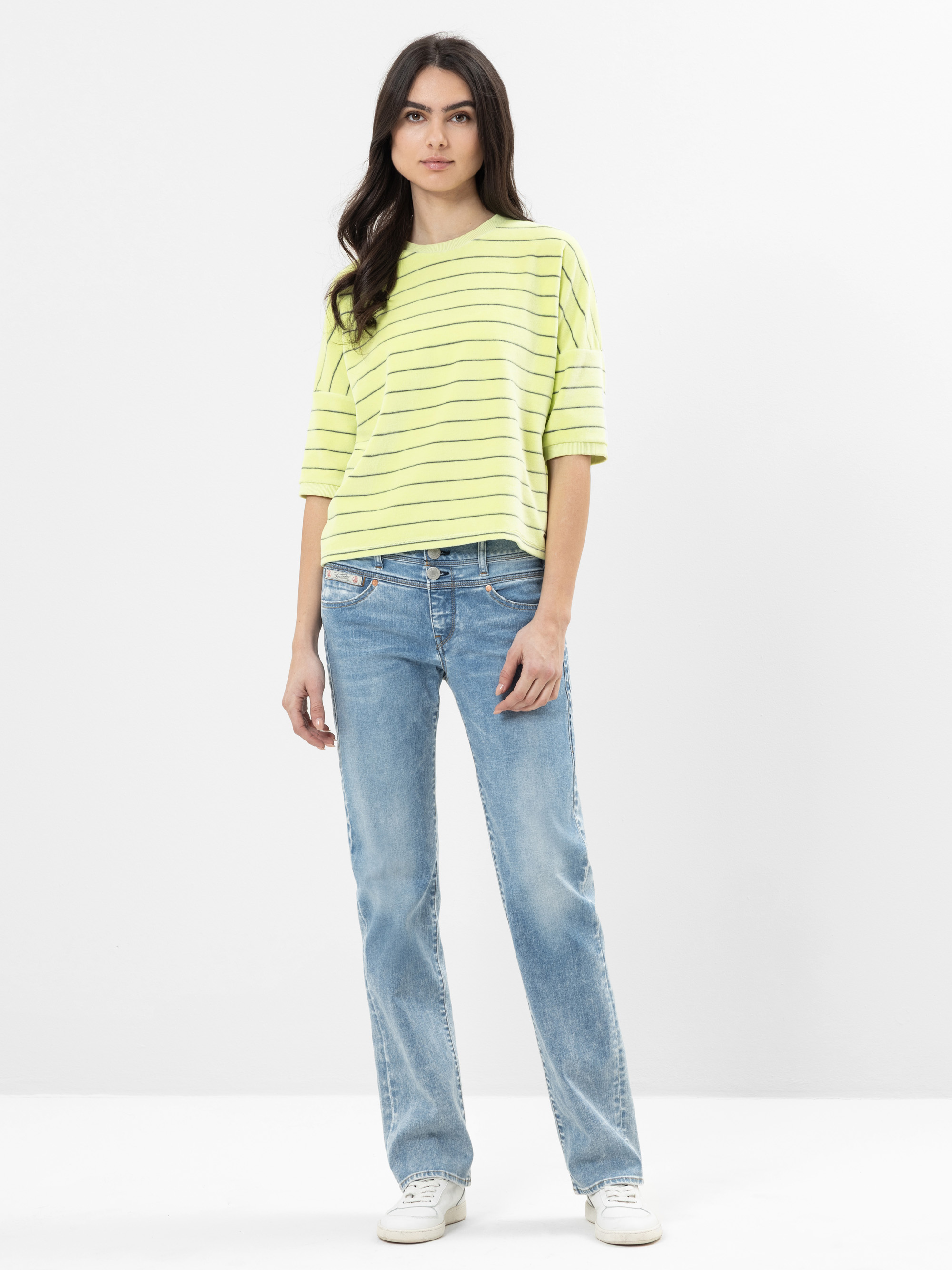 Modell Raya New Straight