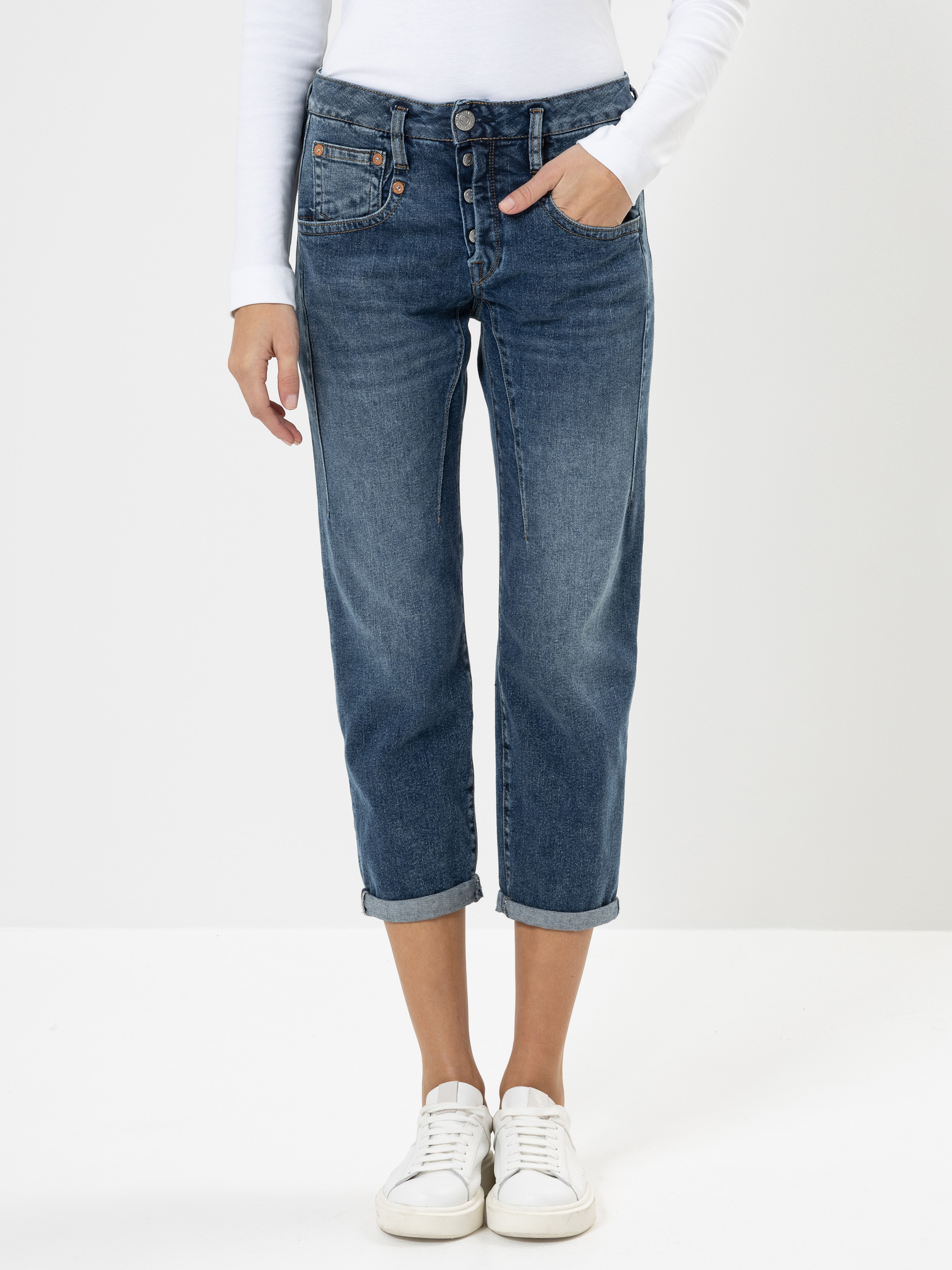 Modell Shyra Tap Jeans mit recycelter Baumwolle