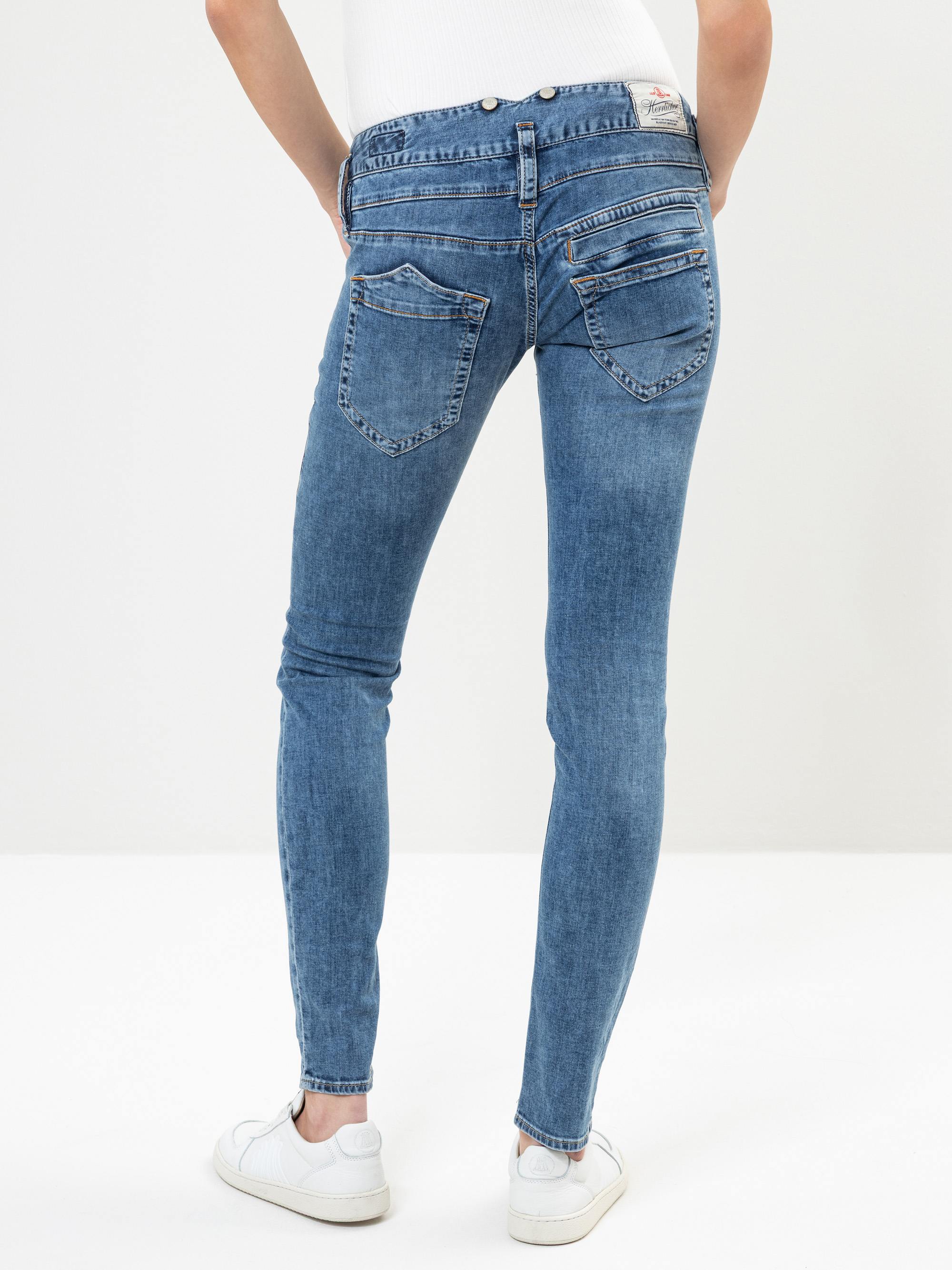 Modell Pitch Slim Jeans mit recycelter Baumwolle