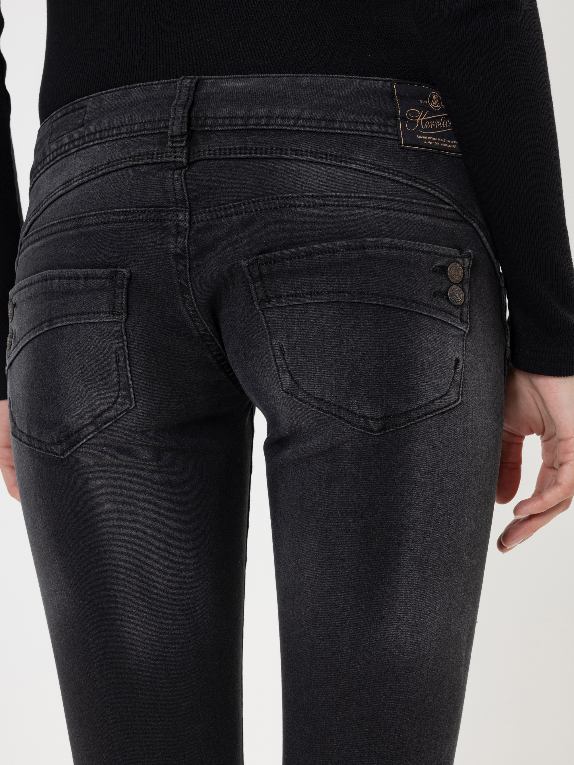 Modell Piper Slim Jeans aus Reused Denim