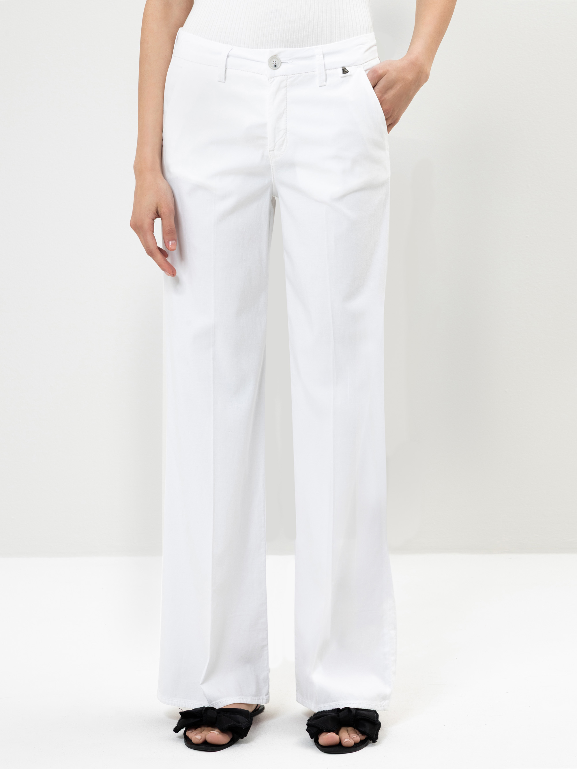 Modell Lovely Hose aus Twill mit Satinglanz