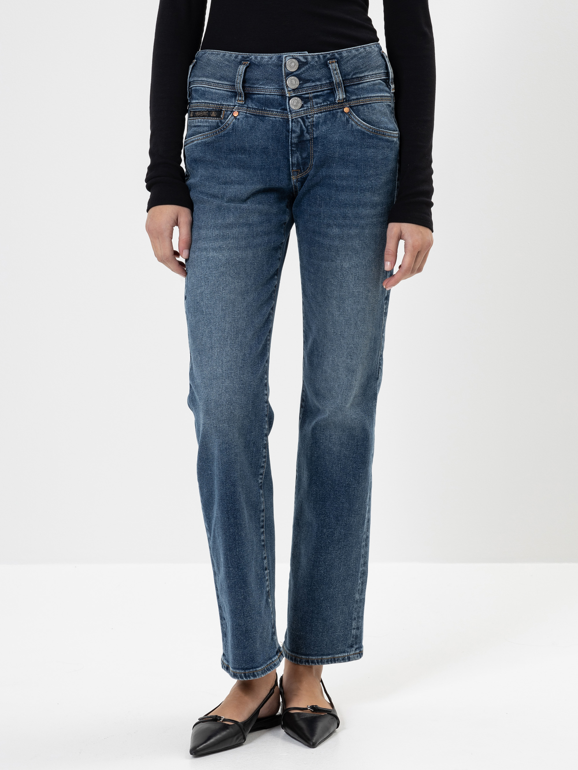 Modell Raya New Straight Jeans mit recycelter Baumwolle
