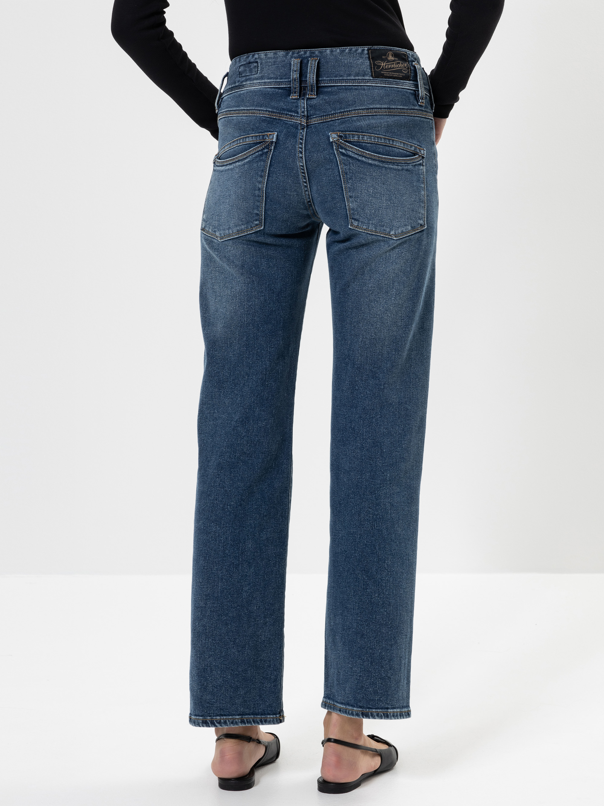 Modell Raya New Straight Jeans mit recycelter Baumwolle