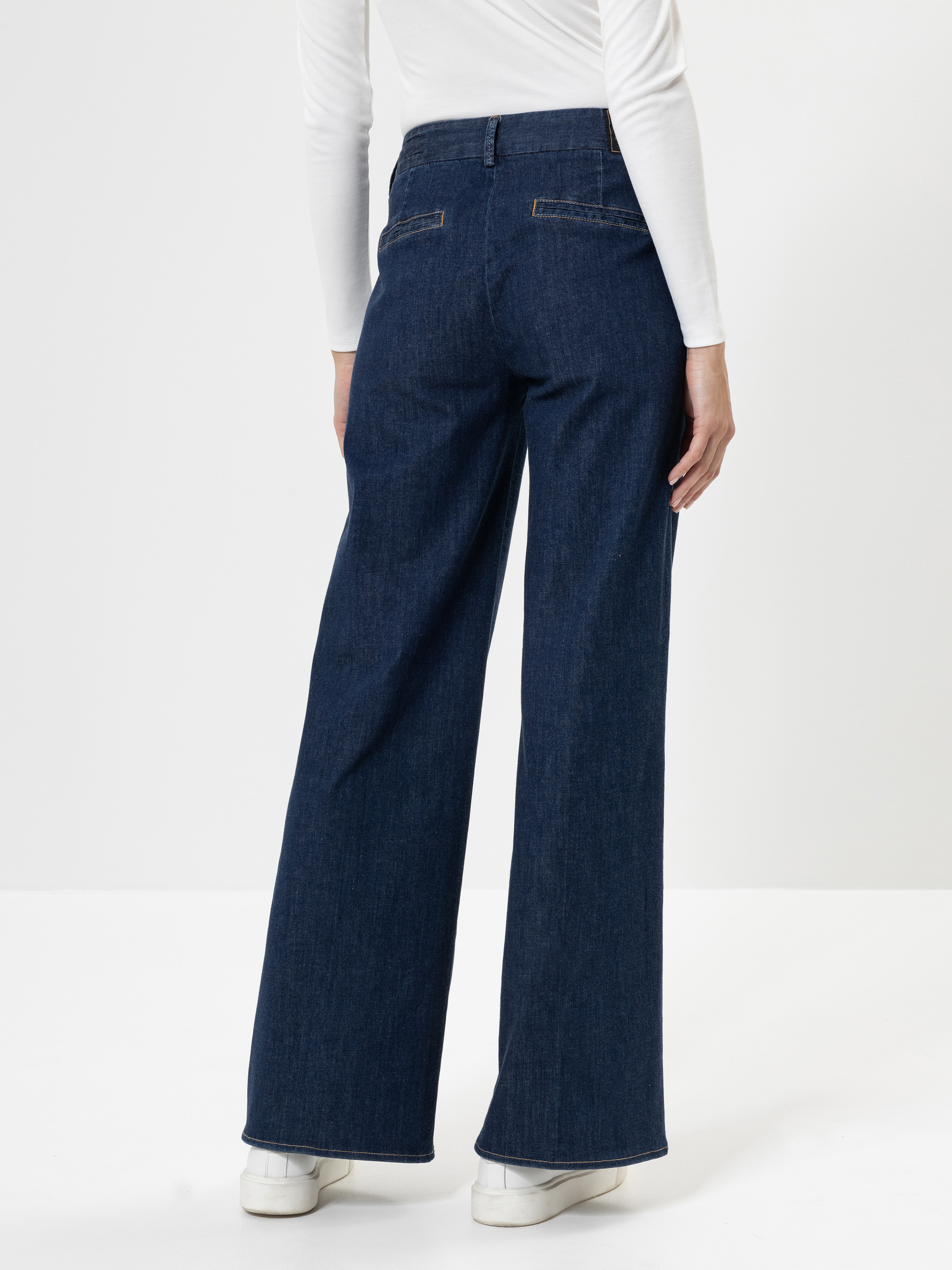 Modell Lovely Flared Jeans mit recycelter Baumwolle