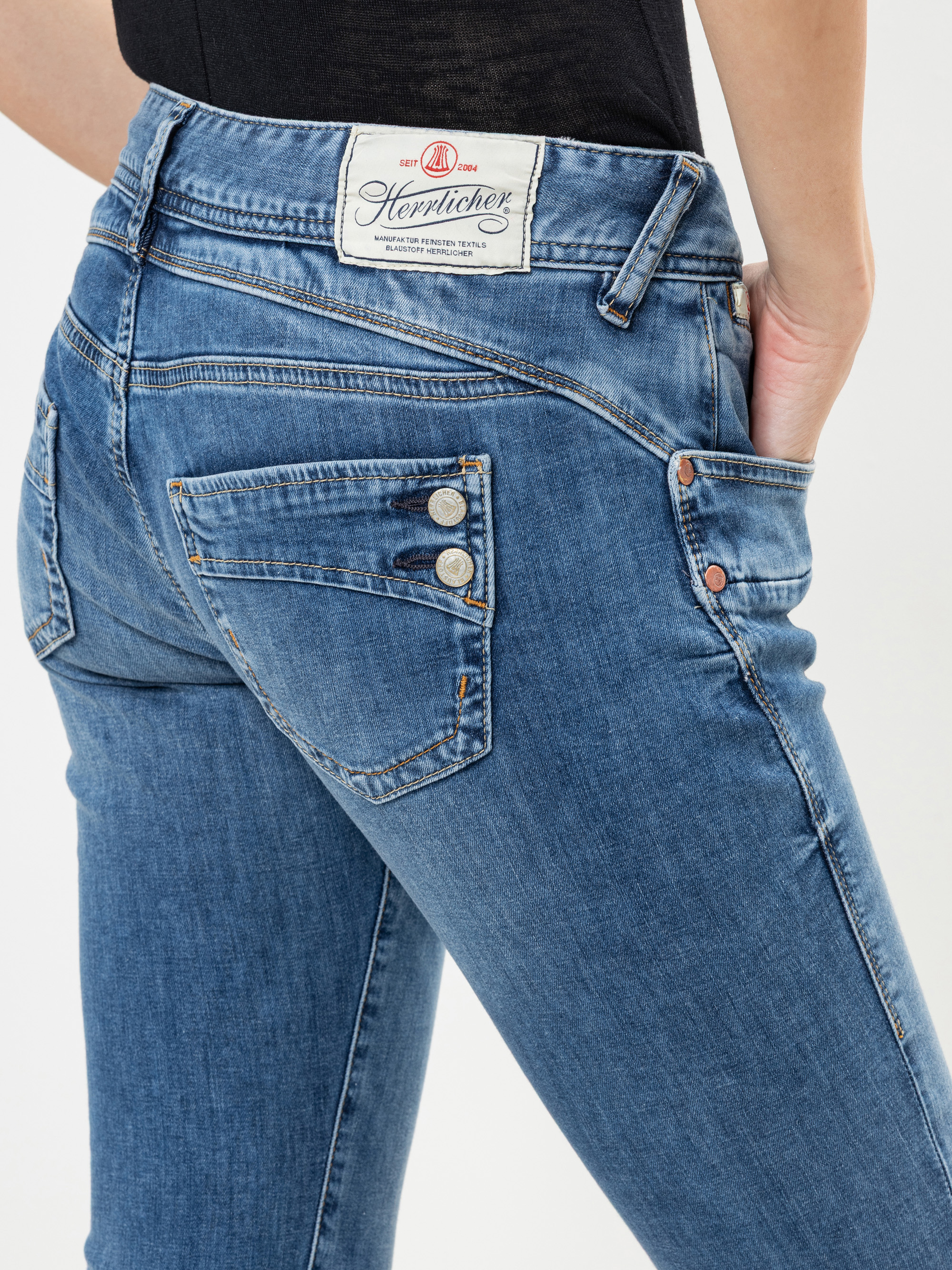 Modell Piper Slim Jeans aus leichtem Denim mit recycelter Baumwolle