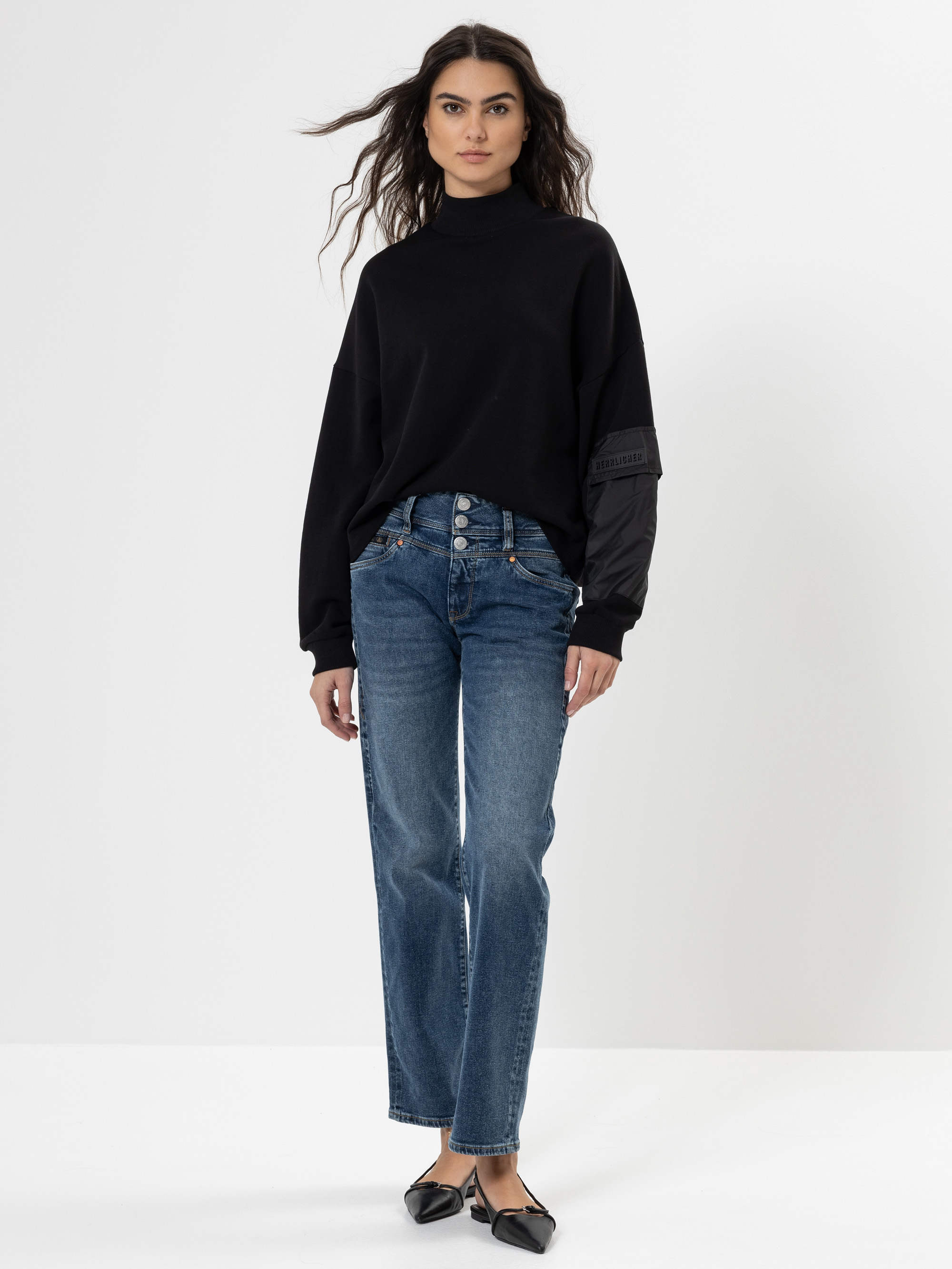 Modell Raya New Straight Jeans mit recycelter Baumwolle