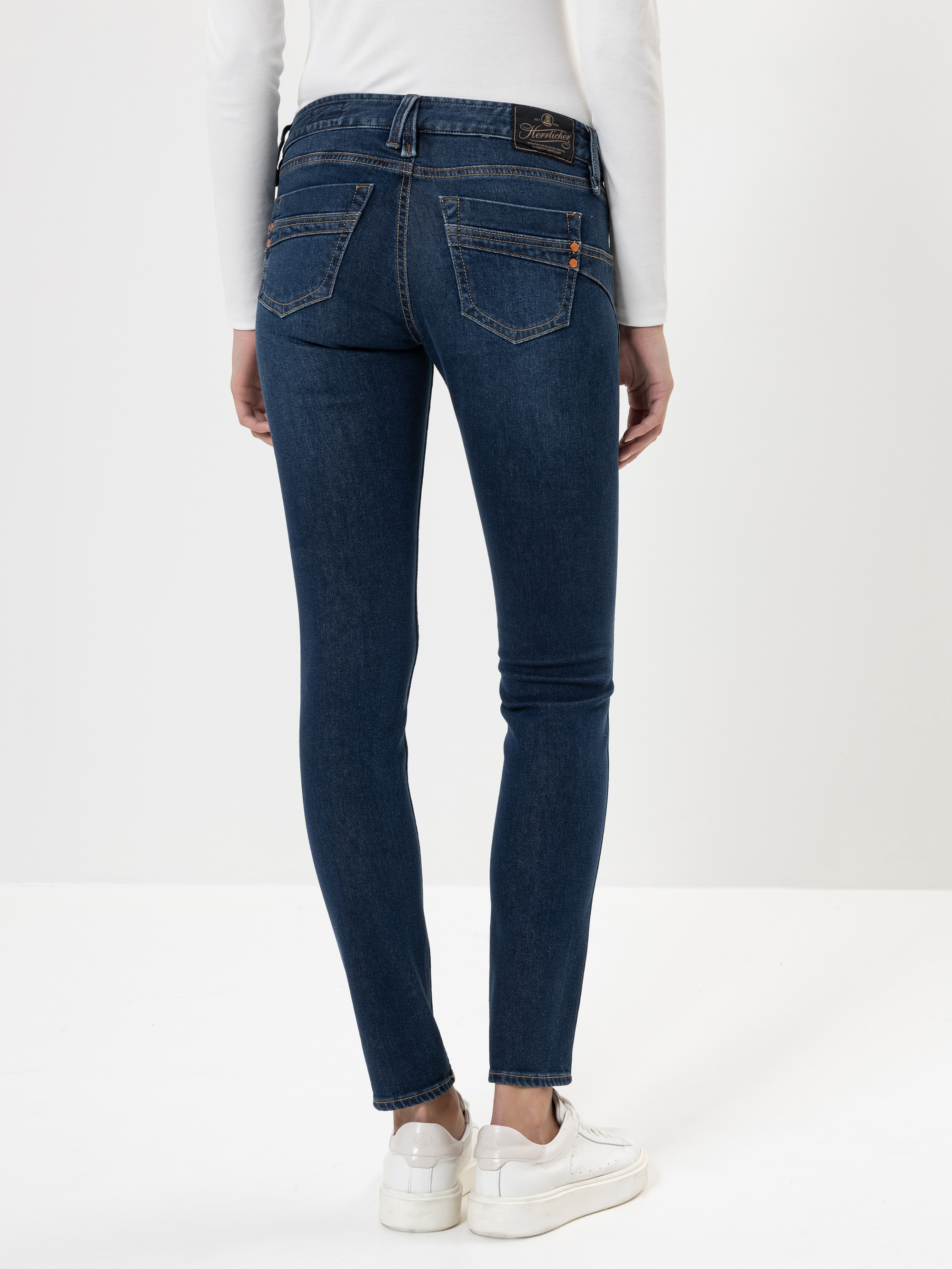 Modell Touch Slim Jeans mit recycelter Baumwolle