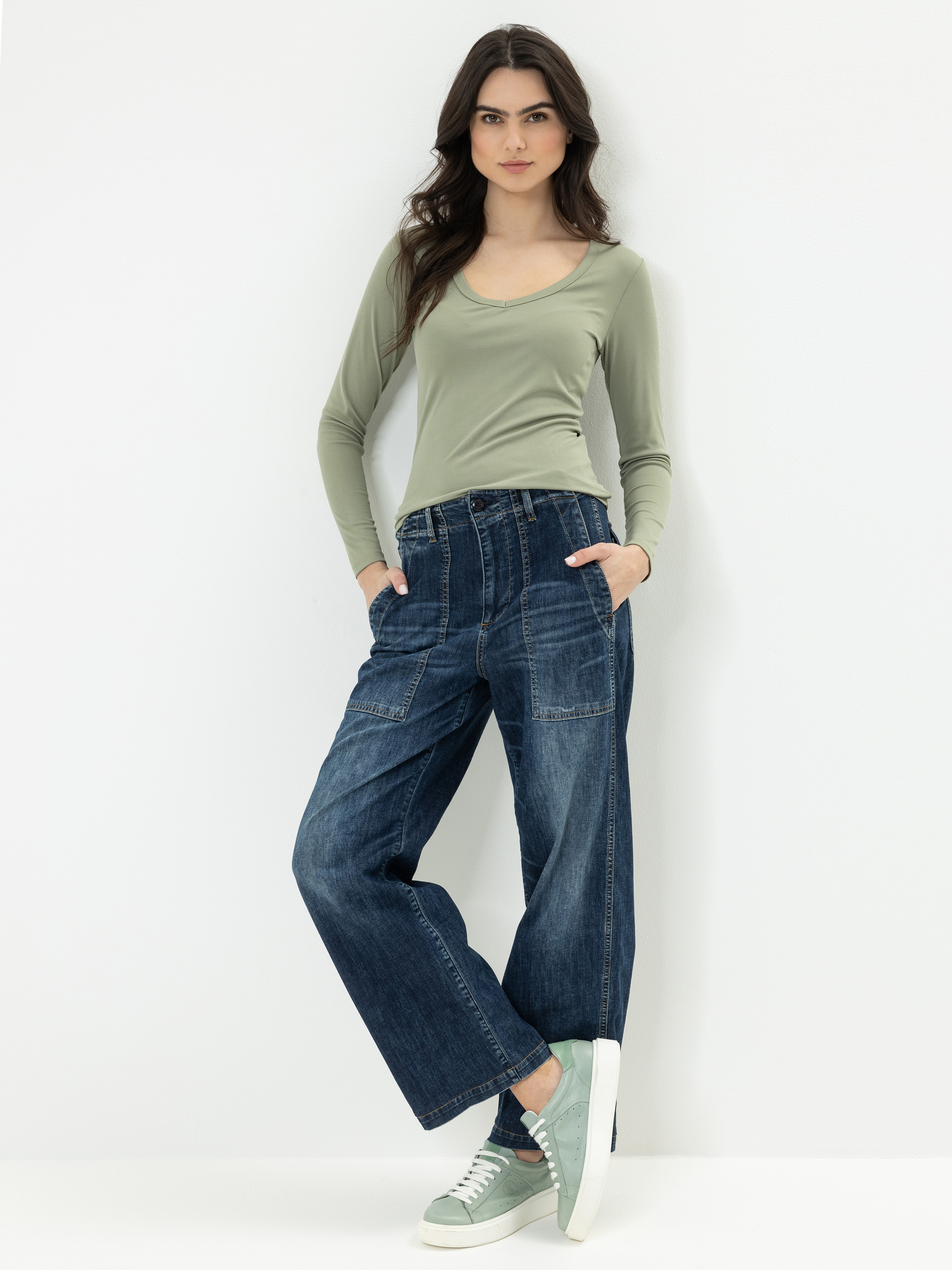 Modell Fatique Jeans mit recycelter Baumwolle
