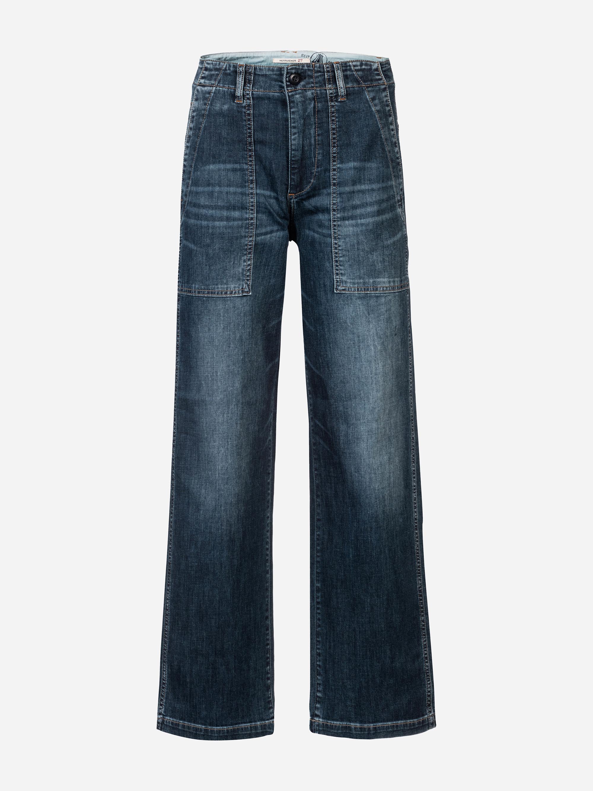 Modell Fatique Jeans mit recycelter Baumwolle