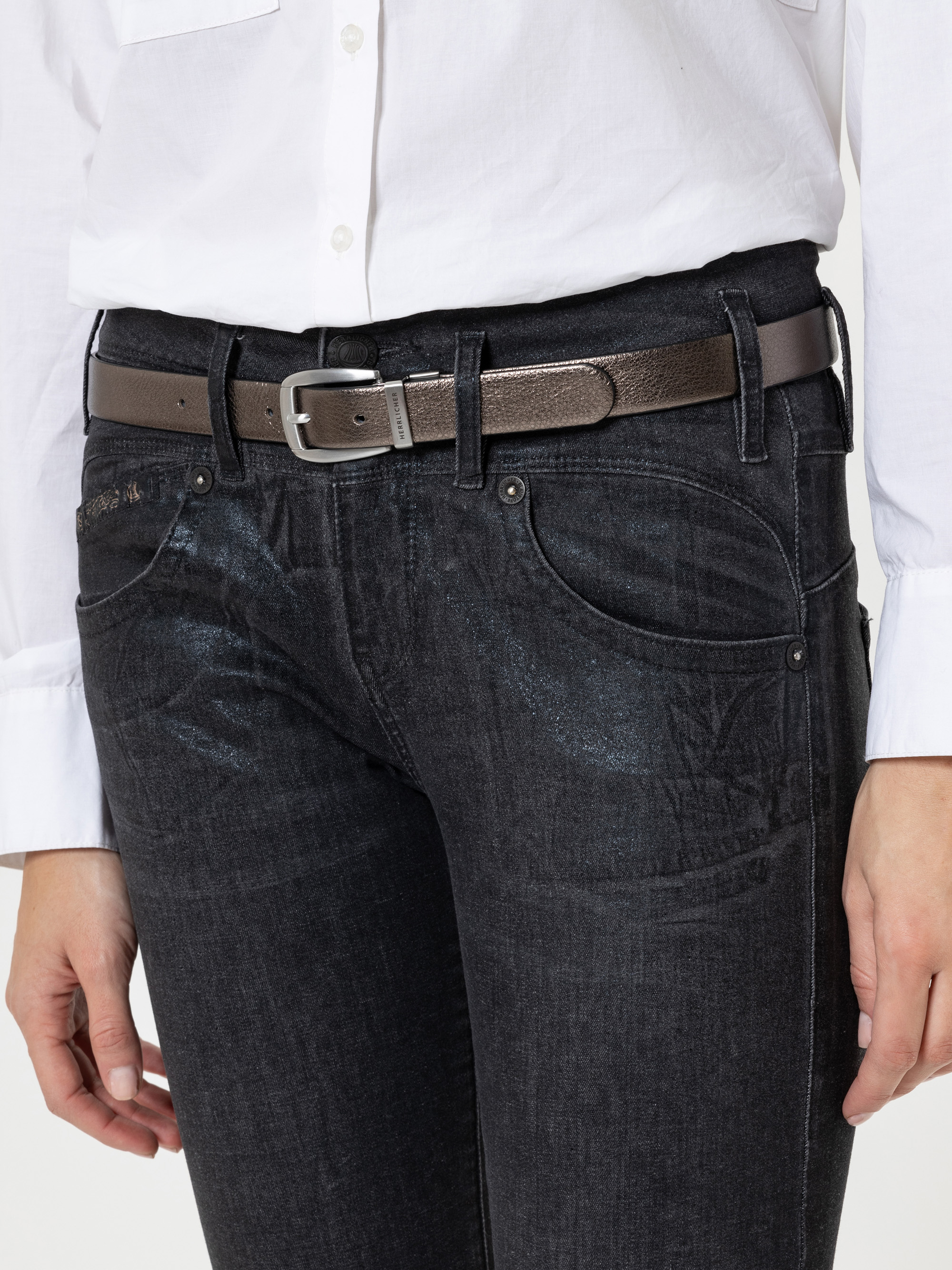 Modell Myla Ledergürtel im Metalliclook